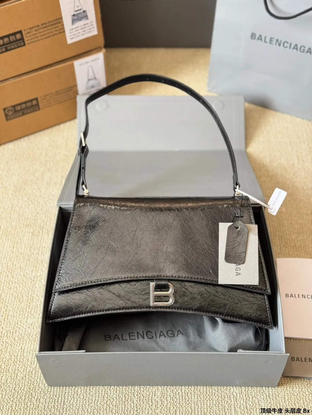 顶级原单 头层皮 p230/p210 Balenciaga 秋季新款 Crush 包款強勢登場!独特的标志 性弧线形状造型底部设置一个圆润光滑的拱形弧线,以解构手法重释经典 OR柔韧的造型易于折叠和展开,拱形包底与尖角边缘设计,包型搭配层次分明的内部空问。压光牛皮与柔软羊皮革内里,手袋肌理与设计亮点 均彰显出其绝佳的触感。改为可调节肩带设计,细节满满° 取消链条改为肩带更加偏向中性风,男生也可以 完美驾驭啦! 尺寸:大号30 20cm 小号25 16cm