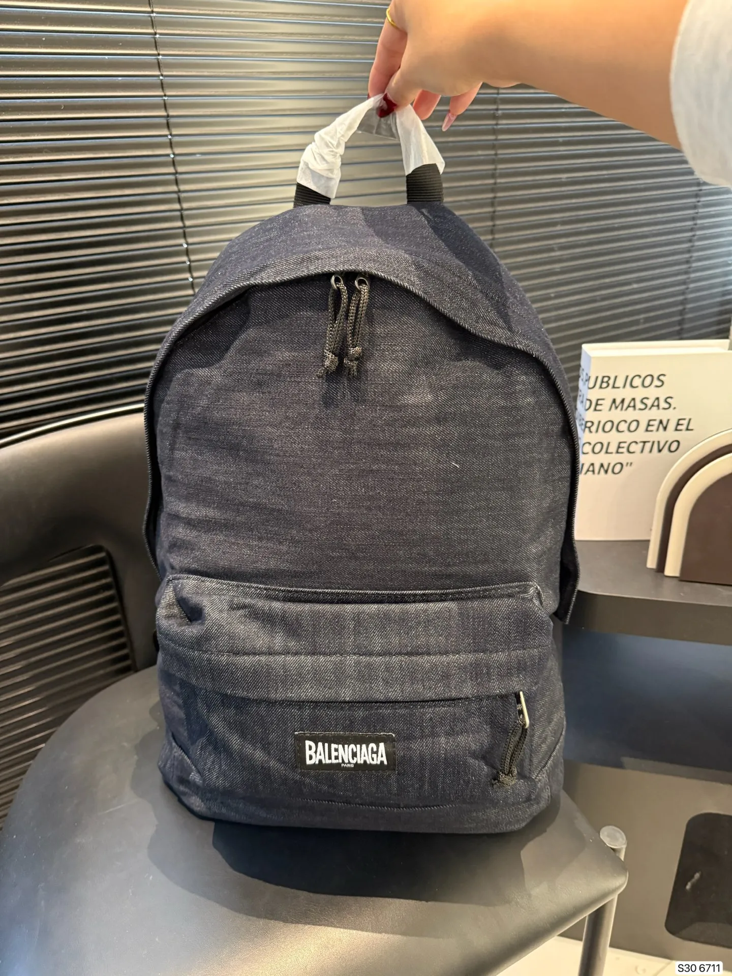 P200巴黎世家牛仔双肩包 牛仔双肩包， 来场说走就走的旅行也也不错主打休闲慵懒风 敲拉风啊时髦又有腔调 复古慵懒随性超好背 越看越爱 尺寸：35 43货号6711