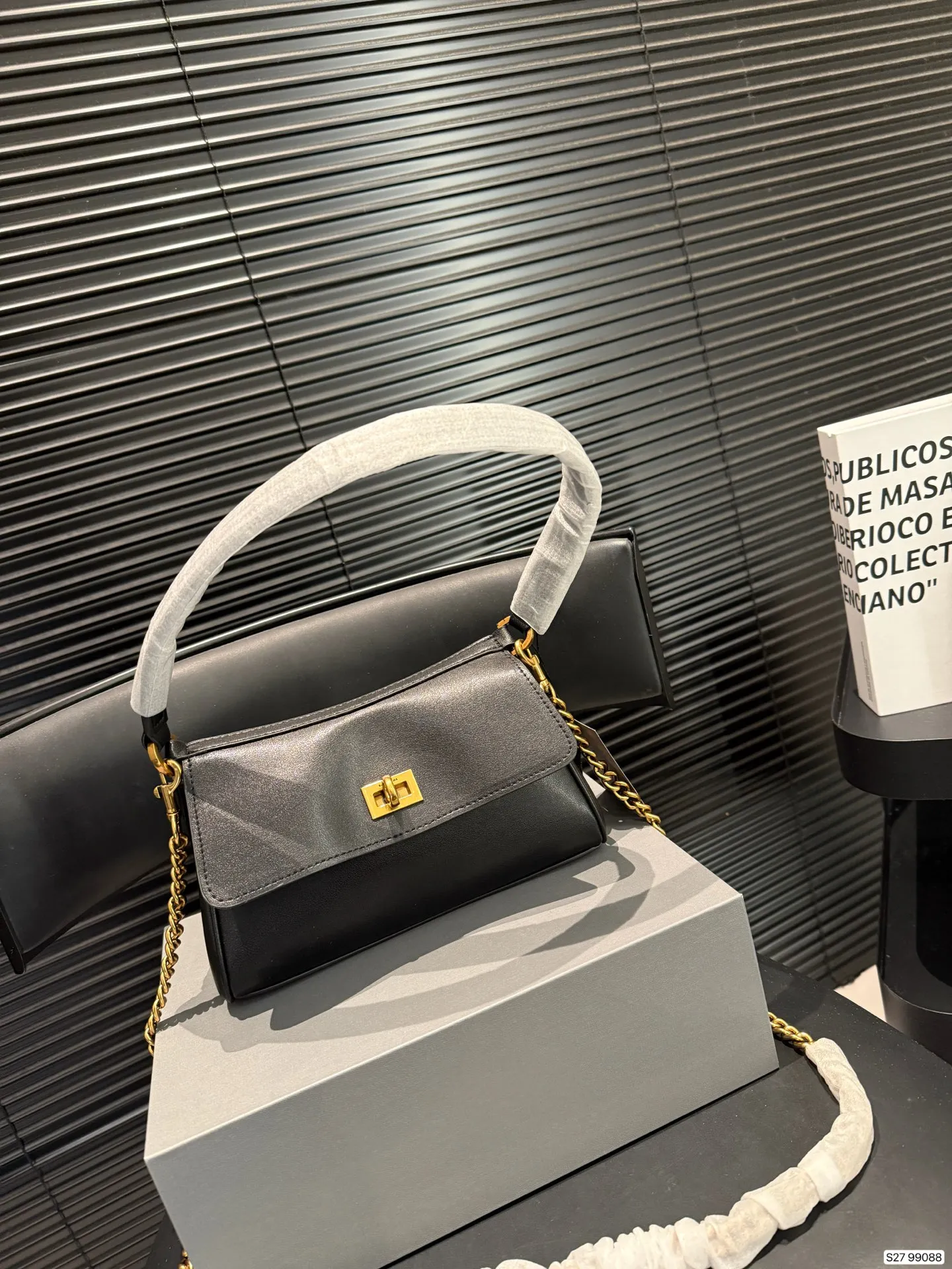 P185 配折叠盒 𝐁𝐚𝐥𝐞𝐧𝐜𝐢𝐚𝐠𝐚 𝐑𝐨𝐝𝐞𝐨 🖤🖤 巴黎世家 超火爆的Rodeo系列全新推出了Nano链条包⛓️可拆卸链条 一秒切换成超可爱的手拎包✌🏻 尺寸22 13 货号99088