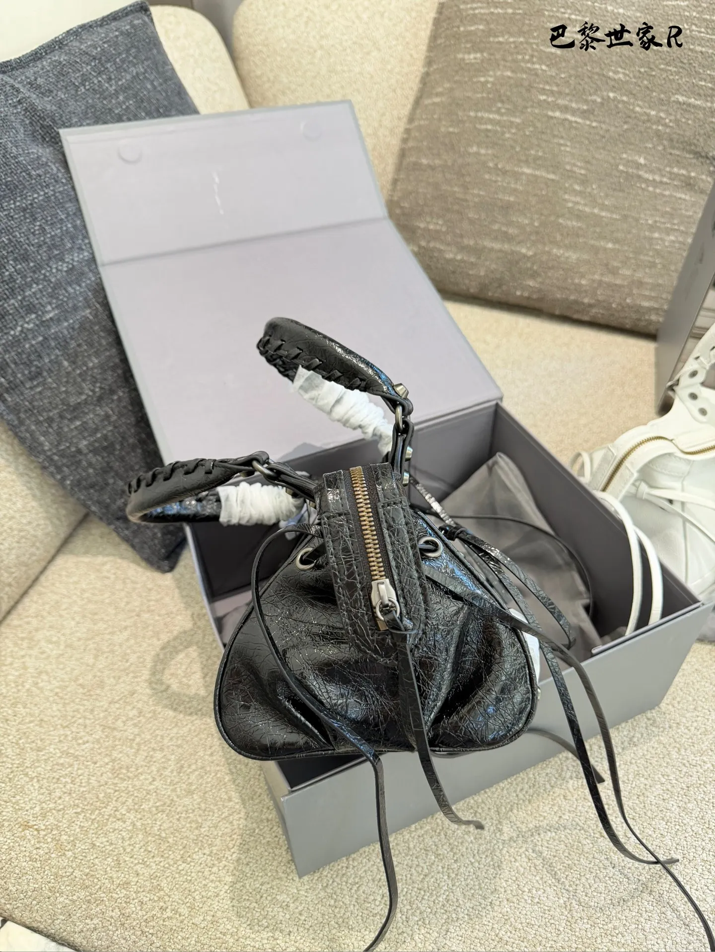 巴黎世家机车包p250 这是巴黎世家机车包,属于时尚界的经典单品。包身采用油蜡皮材质,配有铆钉装饰,设计硬朗且富有质感。常见尺寸有mini、小号和中号,适合不同身高和需求的人 群。原产地为法国,是巴黎世家品牌的标志性产品之一- ,深受全球时尚爱好者的喜爱。 养护方面,建议避免长时间暴露在阳光下,以免褪色。使用后及时清理表面灰尘,可用柔软布料轻轻擦拭。定期检查五金件是否松动,必要时可联系专业维修服务进行维护23cm