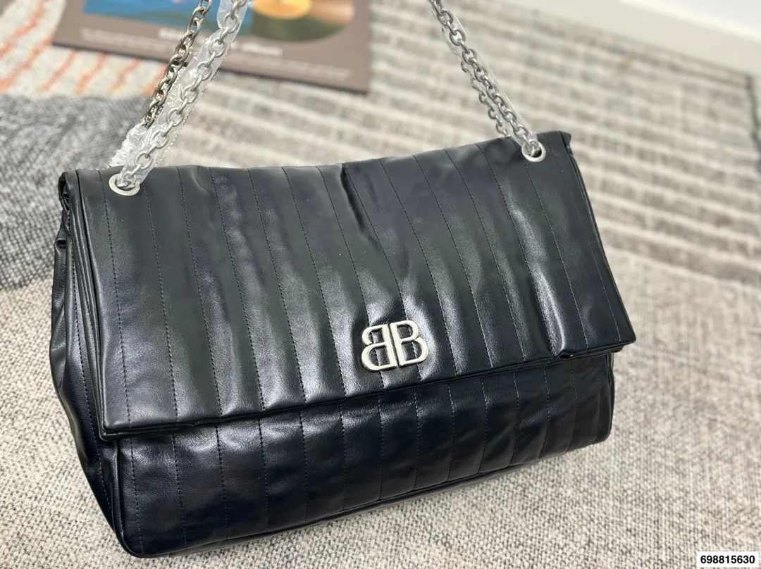 巴黎世家p180 超越妹妹这张脸真是无可挑剔 Litkovskaya外套搭配BALENCIAGA包和墨镜 整体大气时髦48.32