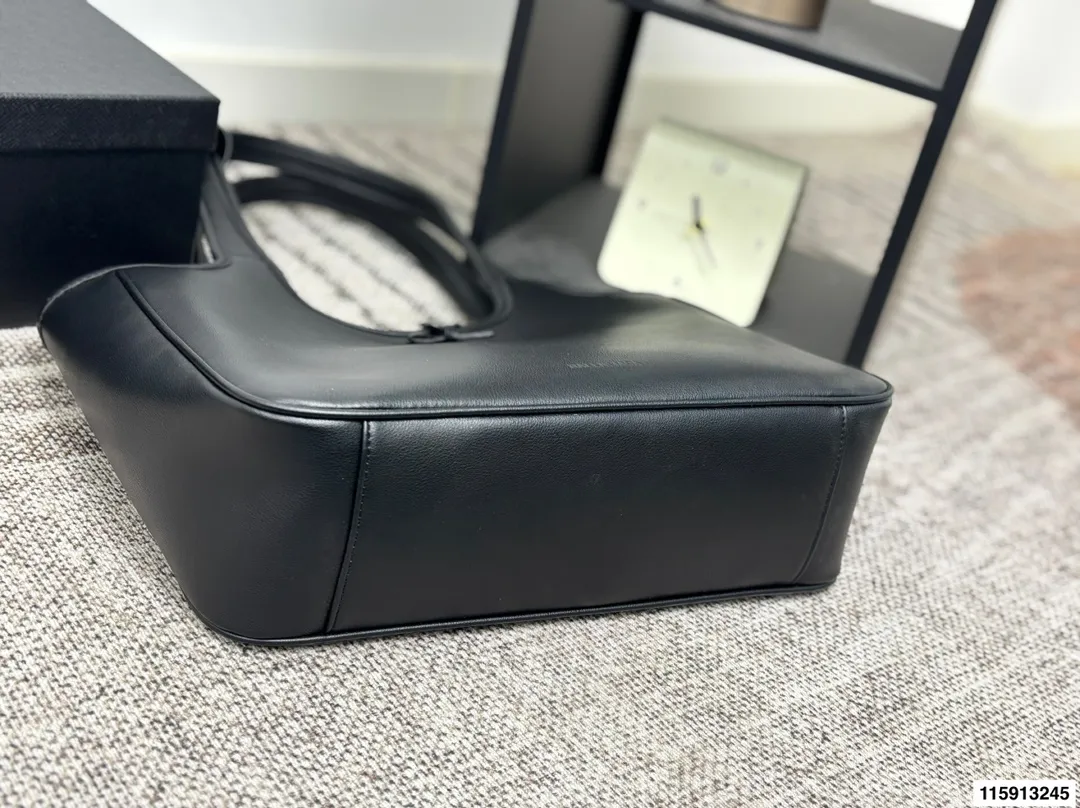 p145 配盒子 Balenciaga 巴黎世家 托特包 这款白色托特包采用柔软皮革，表面细腻有质感，设计极简，线条流畅，低调又高级。容量大，通勤或短途出行都很实用，手提肩背都方便。黑色百搭，轻松融入各种穿搭，简约风格爱好者必入！日常通勤、休闲场合都能hold住，实用又提升造型感山 尺寸36 24