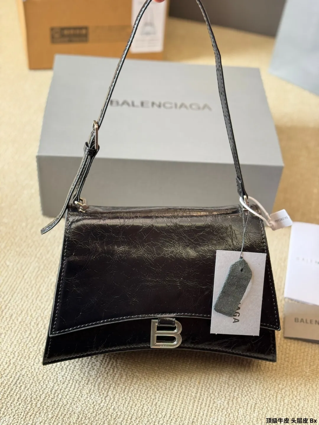 顶级原单 头层皮 p230/p210 Balenciaga 秋季新款 Crush 包款強勢登場!独特的标志 性弧线形状造型底部设置一个圆润光滑的拱形弧线,以解构手法重释经典 OR柔韧的造型易于折叠和展开,拱形包底与尖角边缘设计,包型搭配层次分明的内部空问。压光牛皮与柔软羊皮革内里,手袋肌理与设计亮点 均彰显出其绝佳的触感。改为可调节肩带设计,细节满满° 取消链条改为肩带更加偏向中性风,男生也可以 完美驾驭啦! 尺寸:大号30 20cm 小号25 16cm