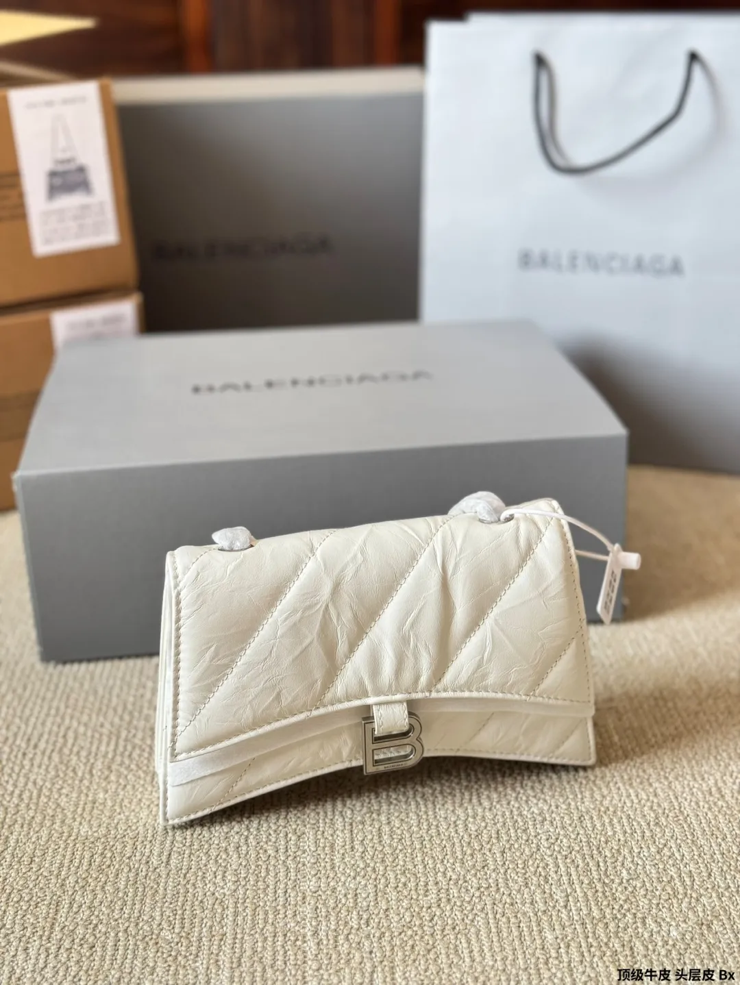 顶级原单 头层皮 p230/p200/p180 有Bella独特的氛围感了，好绝。 有Bella 那味儿了 一独特的氛围感好绝。 来自巴黎世家 Crush气场强大的实用型 大包包强势回归！ 巴黎世家 Crush 以 Hourglass 沙漏包廓形为基础，特殊 处理后呈现出皱褶纸质感的纹理，软软的包身 十褶皱 感皮质，满满的前卫感！ 整个包真的一眼爱上，经典沙漏轮廓，皮质柔软，手感 像枕头一般超级好！尺寸大号30 20cm 小号25 15cm 迷你20 13cm