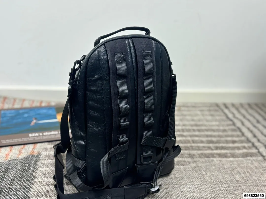 P270⚠️尺寸28.43 巴黎世家 牛仔双肩包 泰酷辣~ 凹照型神器 潮男必备 气质UP UP UP!!!