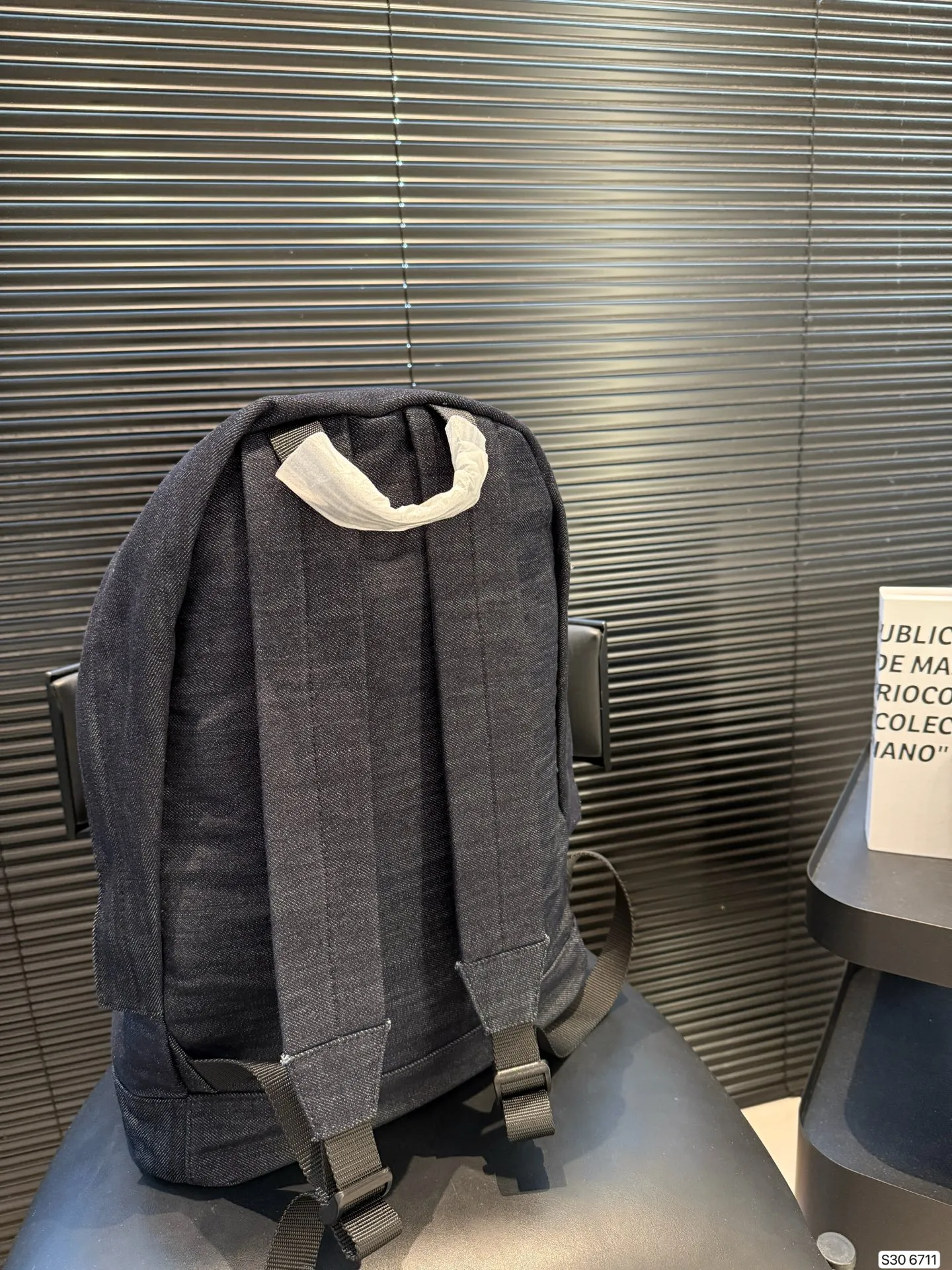 P200巴黎世家牛仔双肩包 牛仔双肩包， 来场说走就走的旅行也也不错主打休闲慵懒风 敲拉风啊时髦又有腔调 复古慵懒随性超好背 越看越爱 尺寸：35 43货号6711