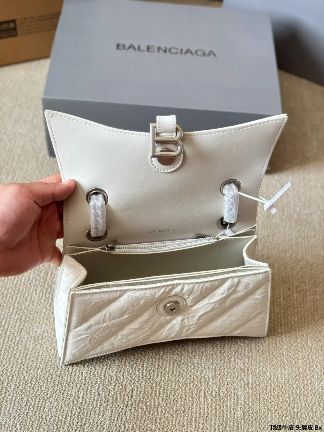 顶级原单 头层皮 p230/p200/p180 有Bella独特的氛围感了,好绝。 有Bella 那味儿了 一独特的氛围感好绝。 来自巴黎世家 Crush气场强大的实用型 大包包强势回归! 巴黎世家 Crush 以 Hourglass 沙漏包廓形为基础,特殊 处理后呈现出皱褶纸质感的纹理,软软的包身 十褶皱 感皮质,满满的前卫感! 整个包真的一眼爱上,经典沙漏轮廓,皮质柔软,手感 像枕头一般超级好!尺寸大号30 20cm 小号25 15cm 迷你20 13cm