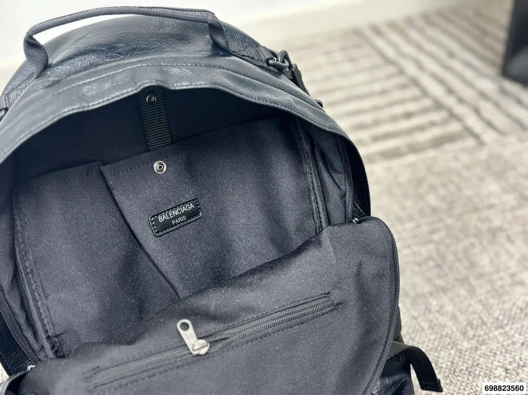 P270⚠️尺寸28.43 巴黎世家 牛仔双肩包 泰酷辣～ 凹照型神器 潮男必备 气质UP UP UP！！！