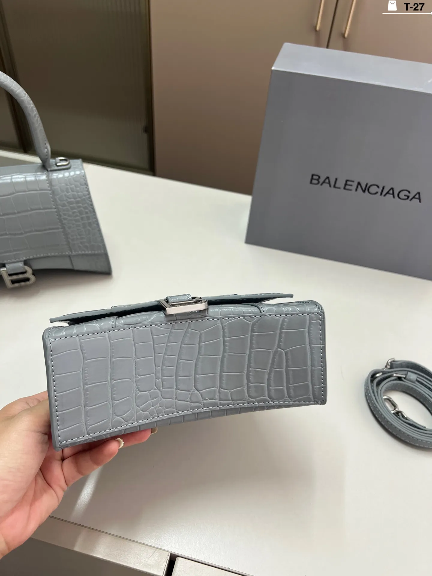 小💰p135 巴黎世家沙漏包(鳄鱼纹) 优雅 时尚 简单又大方 还带给你带来复古潮流的感觉 T-27尺寸19×9/22×10折叠盒