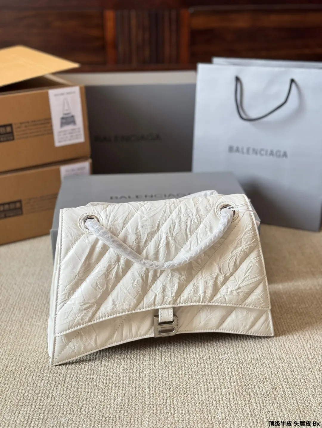 顶级原单 头层皮 p230/p200/p180 有Bella独特的氛围感了,好绝。 有Bella 那味儿了 一独特的氛围感好绝。 来自巴黎世家 Crush气场强大的实用型 大包包强势回归! 巴黎世家 Crush 以 Hourglass 沙漏包廓形为基础,特殊 处理后呈现出皱褶纸质感的纹理,软软的包身 十褶皱 感皮质,满满的前卫感! 整个包真的一眼爱上,经典沙漏轮廓,皮质柔软,手感 像枕头一般超级好!尺寸大号30 20cm 小号25 15cm 迷你20 13cm