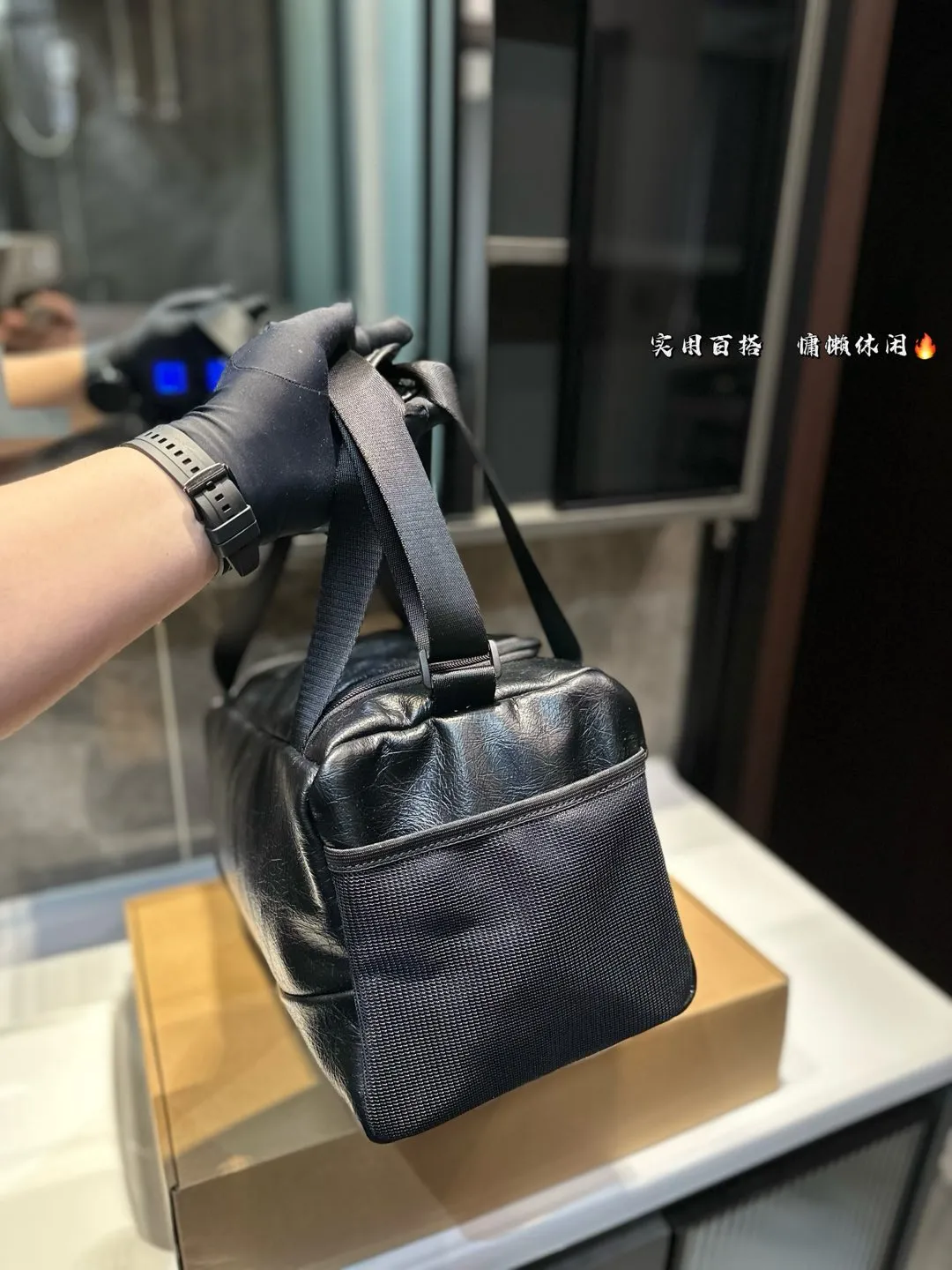 ❤️P175❤️ 种草巴黎世家的健身包联名安德玛 巴黎世家，时尚界的宠儿! 每一款单品都仿 佛在诉说着潮流的故事。 今日种草一个健身包包和安德玛联名的、这款包包，简直就是潮流界的超级巨星!它不仅拥有巴黎世家的奢华质感，还注入了安德玛的专业运动元素。巴黎世家，点燃时尚之火!它的设计充满力量感，让你自信满满地迎接每一个挑战。勇敢地展现自己的时尚态度 尺寸：39 18