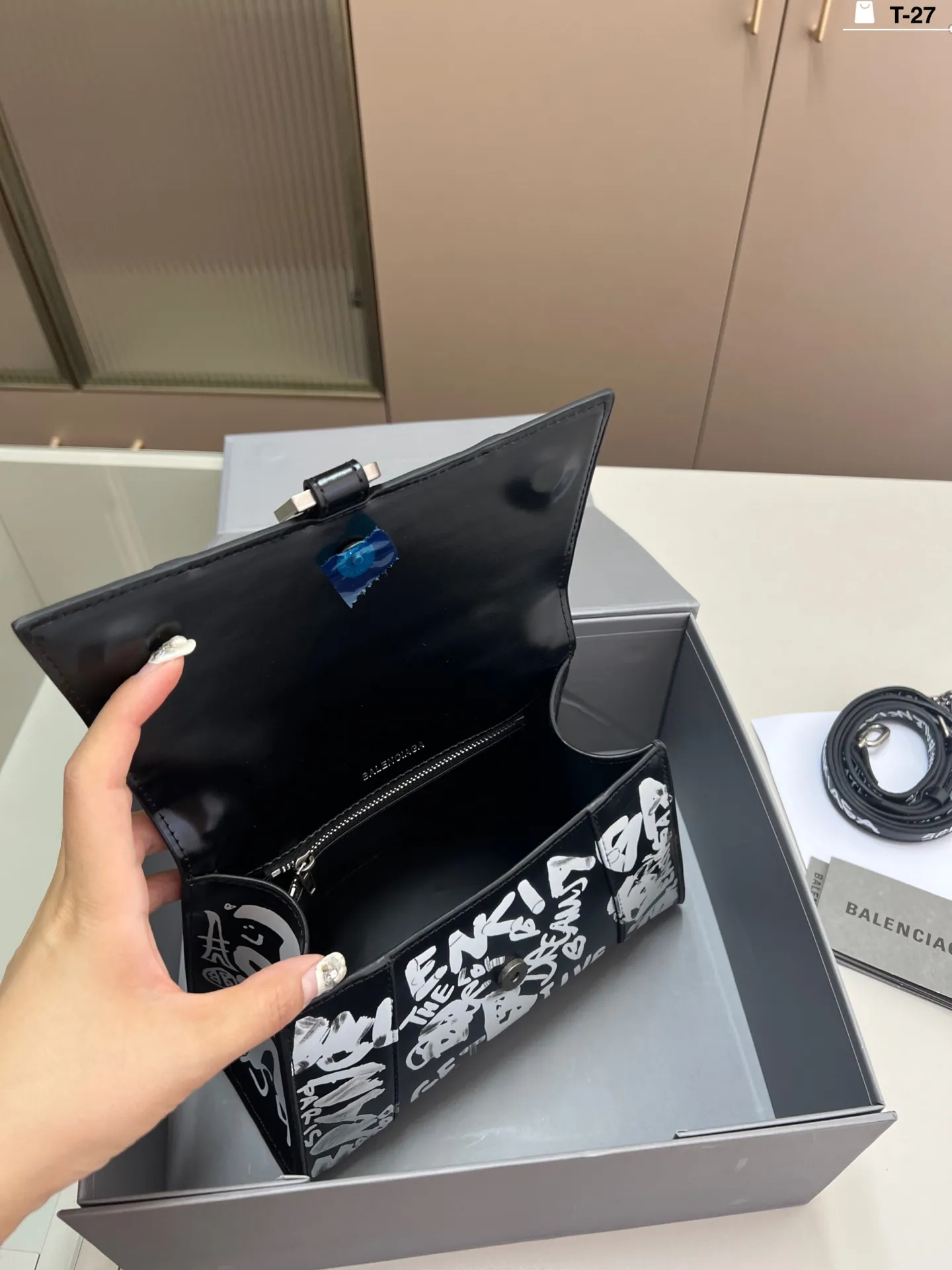 💰p155 巴黎世家涂鸦沙漏包 优雅 时尚 简单又大方 还带给你带来复古潮流的感觉 T-27尺寸22×10折叠盒