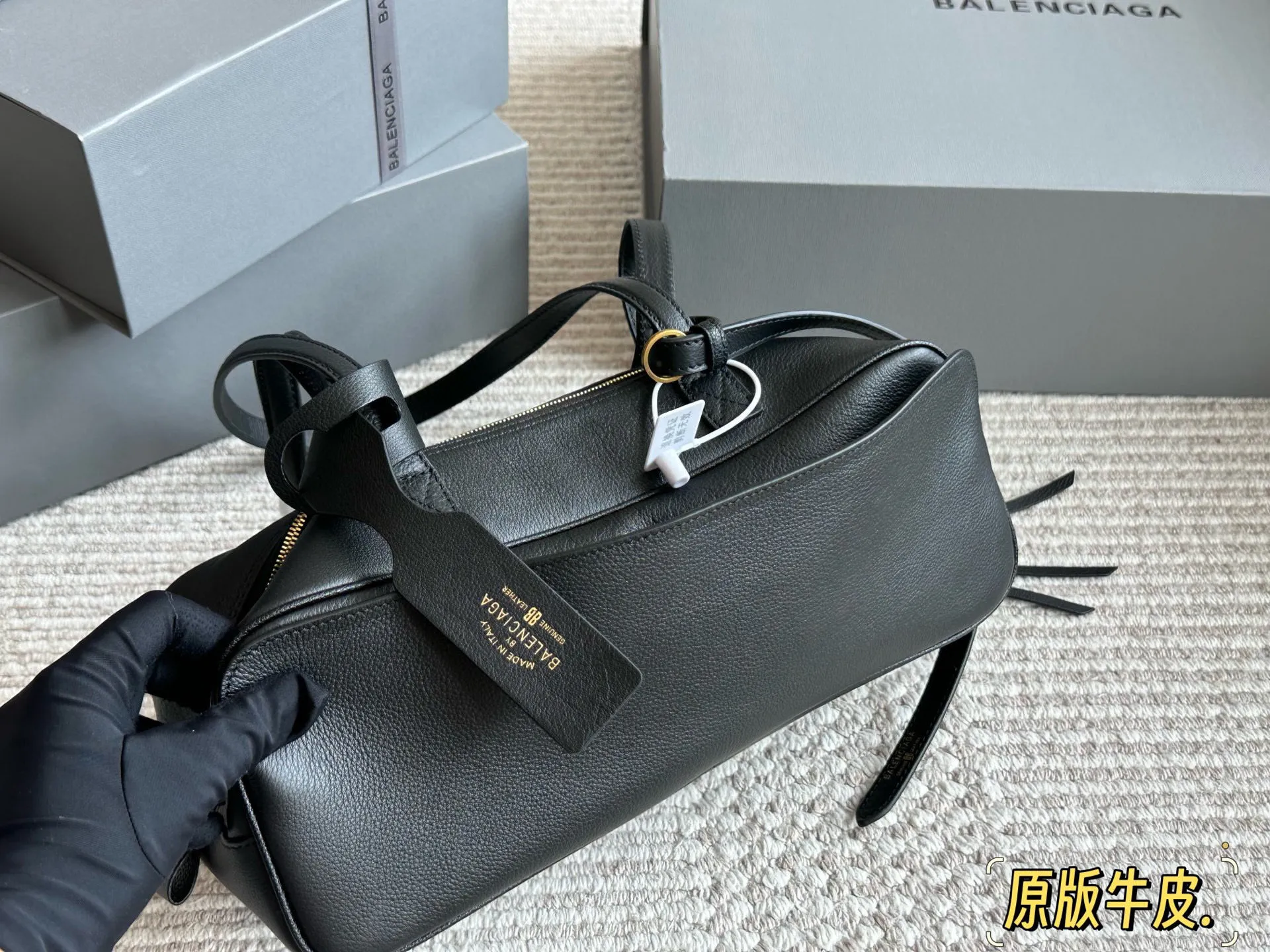 💰 280 原版牛皮 酷帅天花板 巴黎世家新推出的保龄球系列真的鲨疯了!!独特弧形包身上身辨识度直接拉满 双提手设计超贴心上身优雅大方，亦可单肩背随性自在 黑色牛皮材质质感无敌，光泽度恰到好处，看起来高级又耐造 32*12cm 配盒