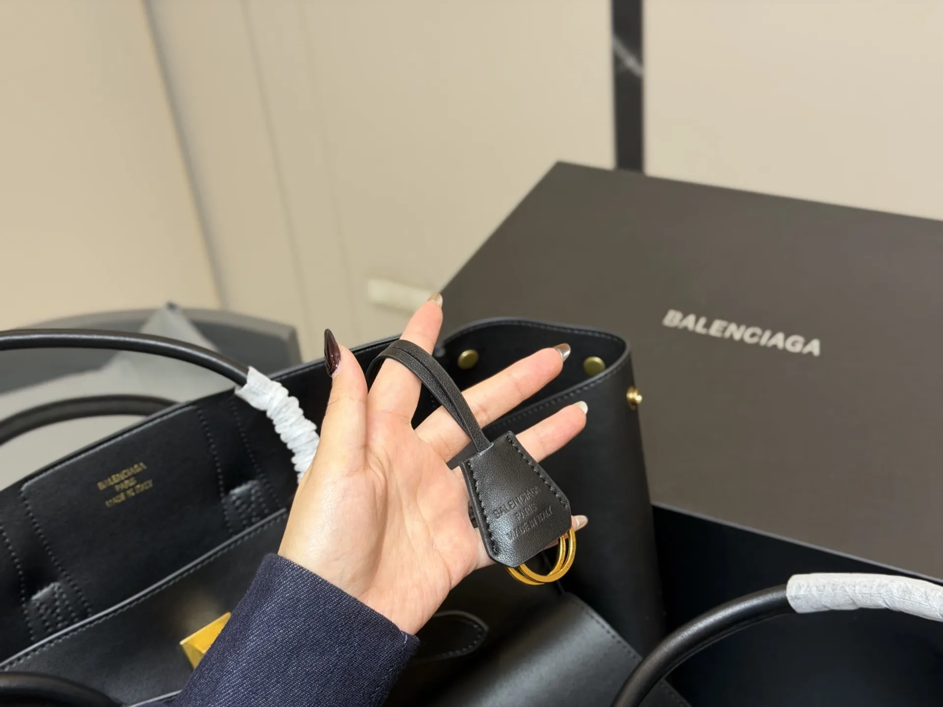 ¥420 ¥390 配折叠盒飞机盒 size:36.28cm 30.24cm 巴黎世家新款belair 大廓形包包 柔软的大廓形包包 上身慵懒感立刻get、 真的很喜欢又方便又酷的超实用大包!