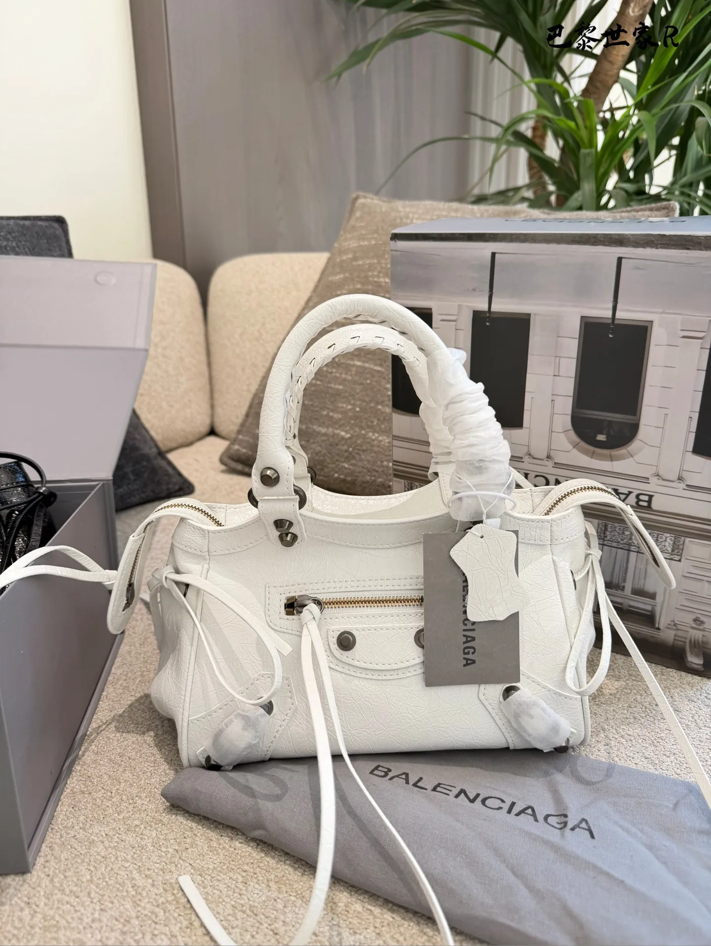 巴黎世家机车包p250 这是巴黎世家机车包，属于时尚界的经典单品。包身采用油蜡皮材质，配有铆钉装饰，设计硬朗且富有质感。常见尺寸有mini、小号和中号，适合不同身高和需求的人 群。原产地为法国，是巴黎世家品牌的标志性产品之一- ,深受全球时尚爱好者的喜爱。 养护方面，建议避免长时间暴露在阳光下，以免褪色。使用后及时清理表面灰尘，可用柔软布料轻轻擦拭。定期检查五金件是否松动，必要时可联系专业维修服务进行维护23cm