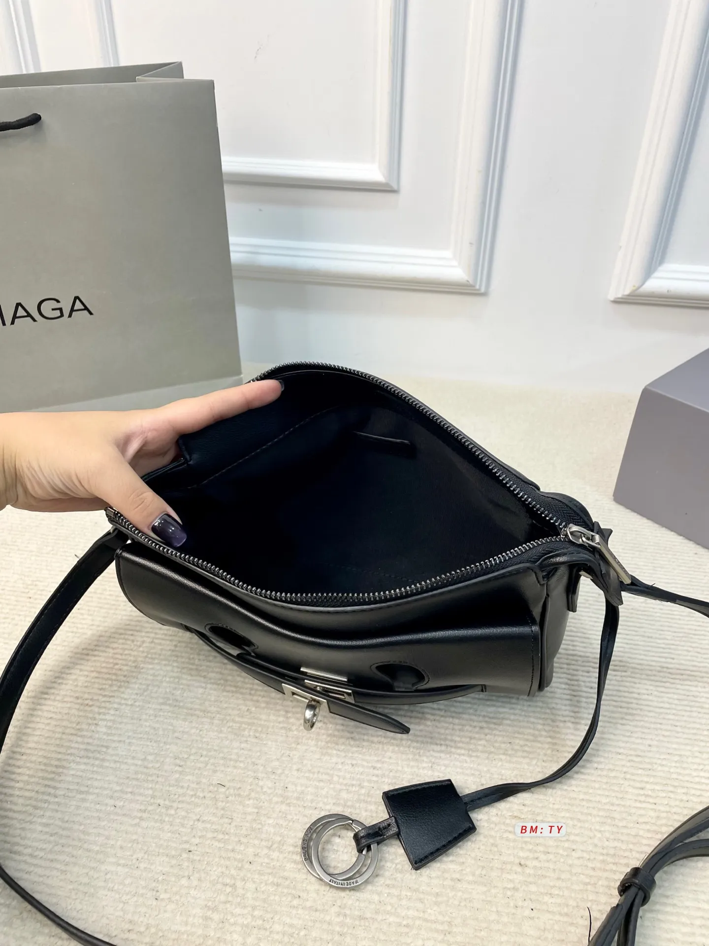 💰165 配折叠礼盒 巴黎世家Bel Air邮差包，质感细腻耐用，配色低调优雅，金属扣件精致有质感。包型经典，线条流畅，尺寸适中，通勤休闲都很适合。肩带可调节，支持单肩、斜挎多种背法，灵活百搭。内部空间合理，日常物品轻松收纳。 尺寸：27*10*18