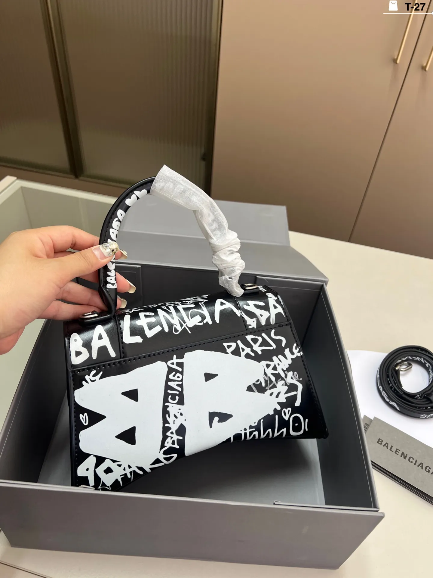 💰p155 巴黎世家涂鸦沙漏包 优雅 时尚 简单又大方 还带给你带来复古潮流的感觉 T-27尺寸22&times;10折叠盒