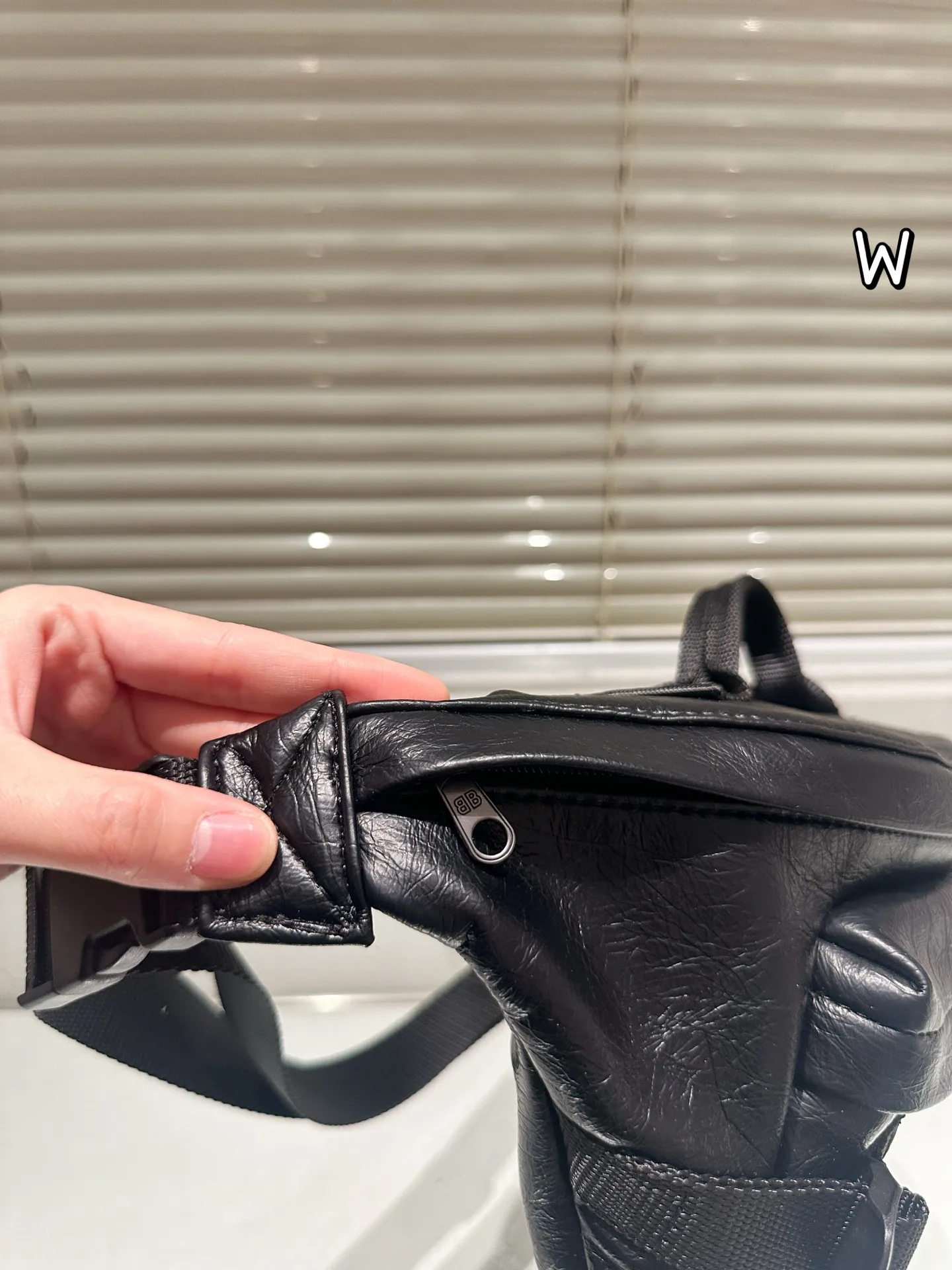 P140 巴黎世家 ARMY 系列腰包 •巴黎世家ARMY系列腰包,黑色小羊皮材质,手感细腻又耐用,机能风设计超有型!拉链+多口袋,收纳超方便,通勤、户外都能用林。肩带可调节, 腰包斜挎随心切换,百搭又实用。ARMY系列硬朗风格,潮流爱好者必入,搭配简约或机能风穿搭都很出彩 26x21x9cm约 26x21x9cm,