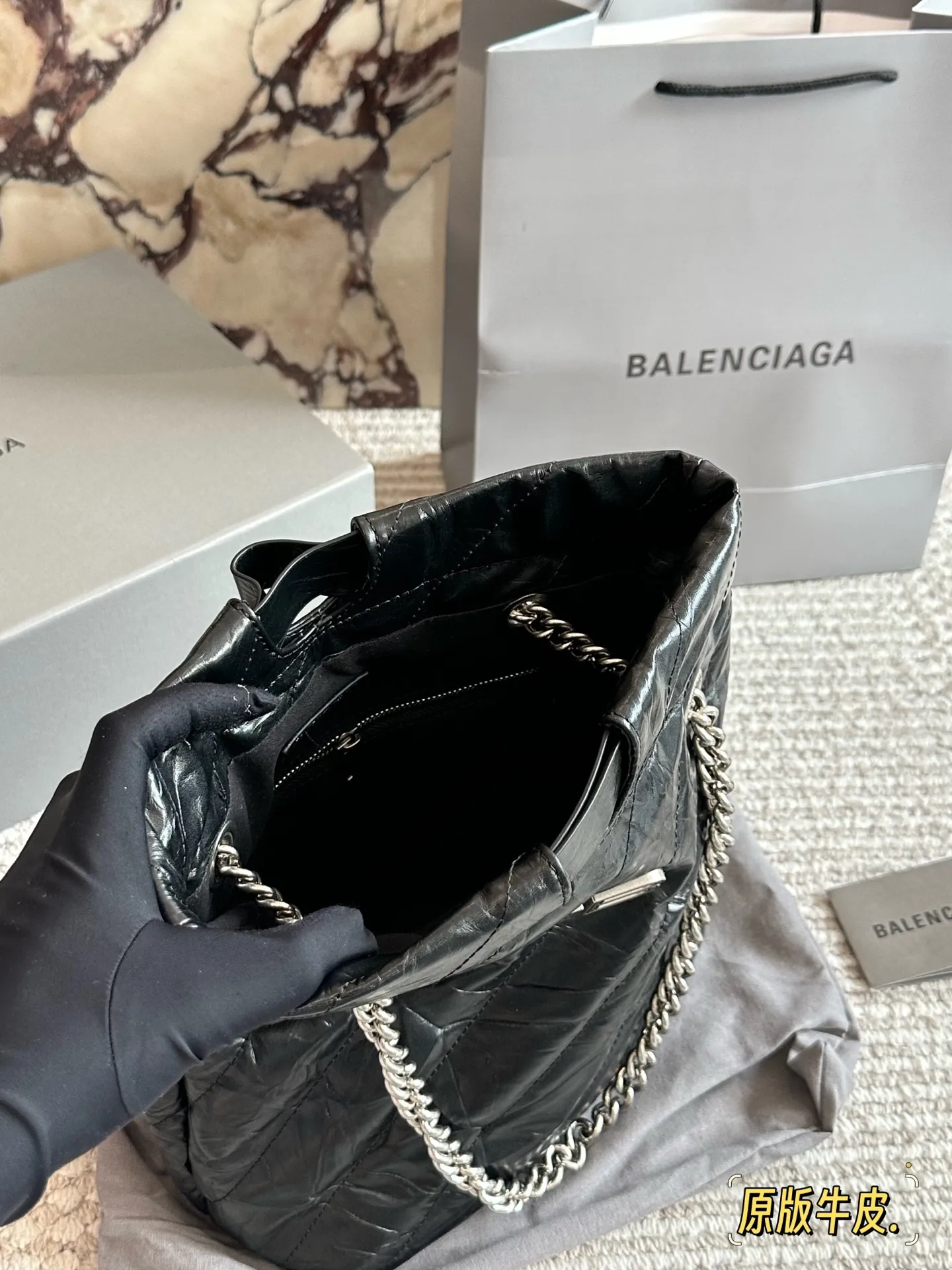 💰230 配盒牛皮 size：25*28cm 巴黎世家新款包包 垃圾袋原来这么好看!！ crush tote 真的太高级了吧! 大小刚好很能装，自重轻，链条可调节随心所欲的高级感满满!
