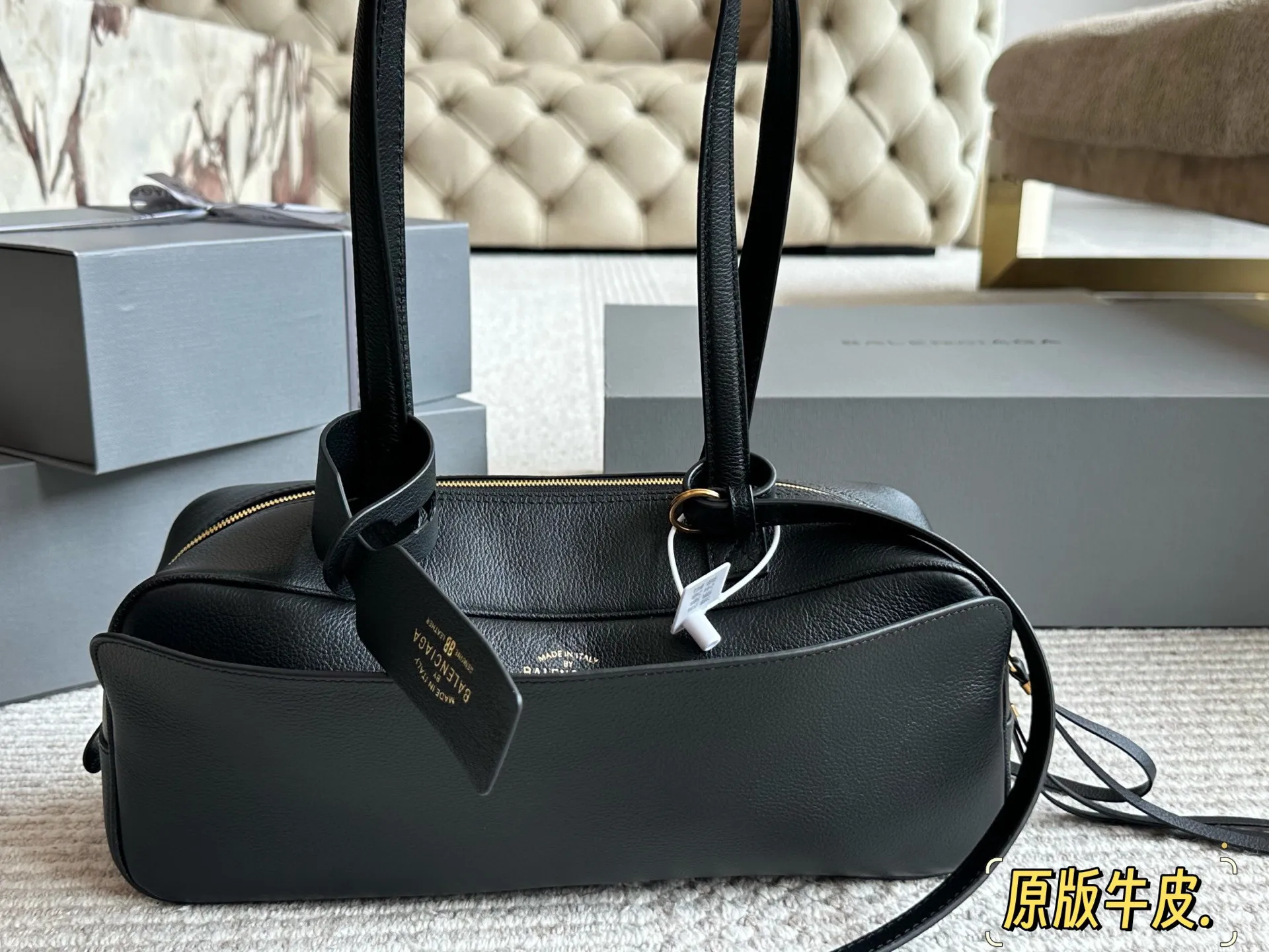 💰 280 原版牛皮 酷帅天花板 巴黎世家新推出的保龄球系列真的鲨疯了!!独特弧形包身上身辨识度直接拉满 双提手设计超贴心上身优雅大方,亦可单肩背随性自在 黑色牛皮材质质感无敌,光泽度恰到好处,看起来高级又耐造 32*12cm 配盒