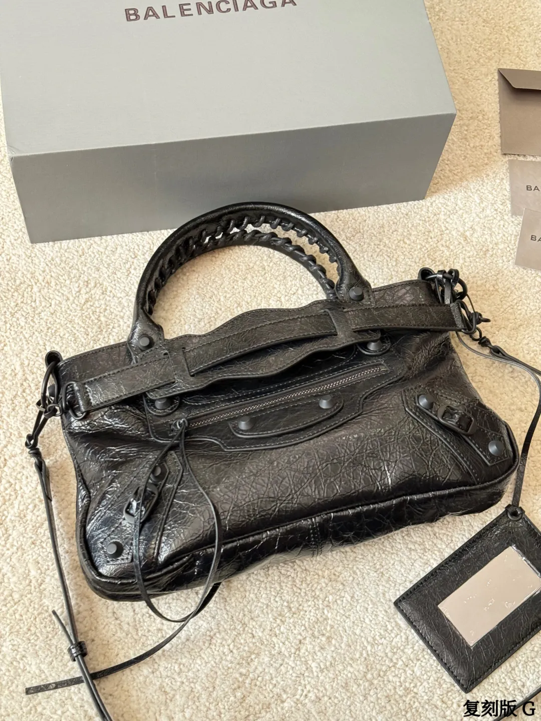 复刻版 p290 BALENCIAGA Le City Nano机车包 巴黎世家Le City Nano机车包,选用细纹羊皮革,质感柔软耐用。经典铆钉+流苏设计,机车风满满,超有个性!黑色包身百搭,通勤休闲都能轻松驾驭。Nano尺寸小巧精致,内部空间合理,手机钱包都能装下,肩带可调节,单肩斜挎随心切换,实用又时髦! 尺寸33.5 6.5 20