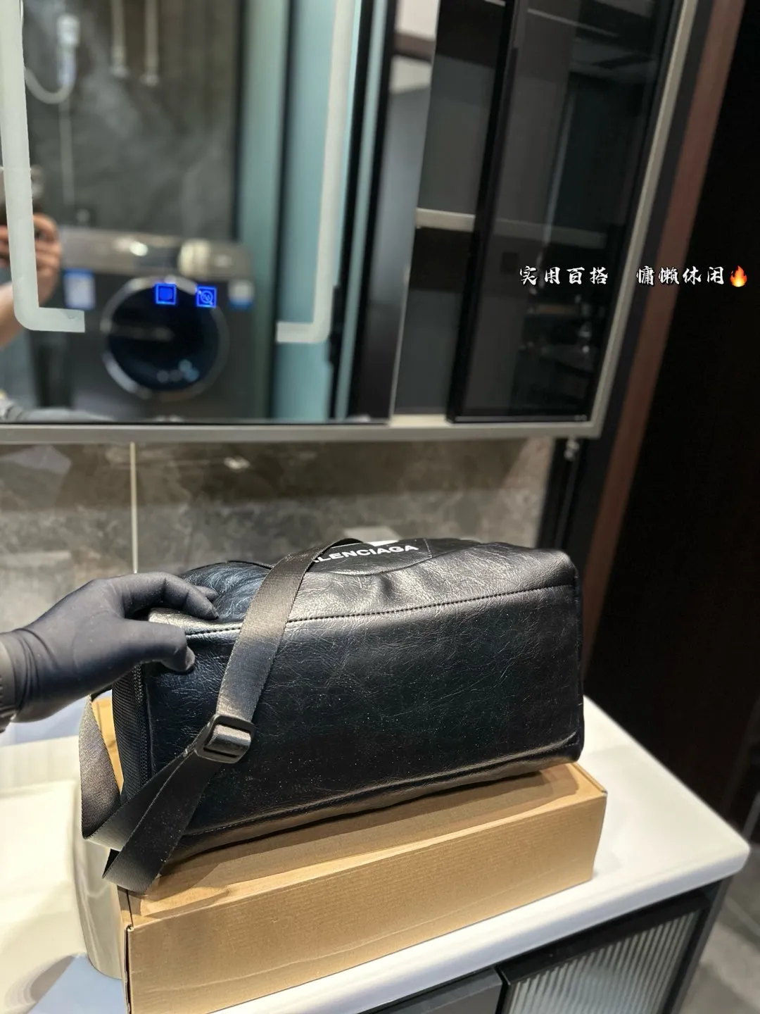 ❤️P175❤️ 种草巴黎世家的健身包联名安德玛 巴黎世家，时尚界的宠儿! 每一款单品都仿 佛在诉说着潮流的故事。 今日种草一个健身包包和安德玛联名的、这款包包，简直就是潮流界的超级巨星!它不仅拥有巴黎世家的奢华质感，还注入了安德玛的专业运动元素。巴黎世家，点燃时尚之火!它的设计充满力量感，让你自信满满地迎接每一个挑战。勇敢地展现自己的时尚态度 尺寸：39 18