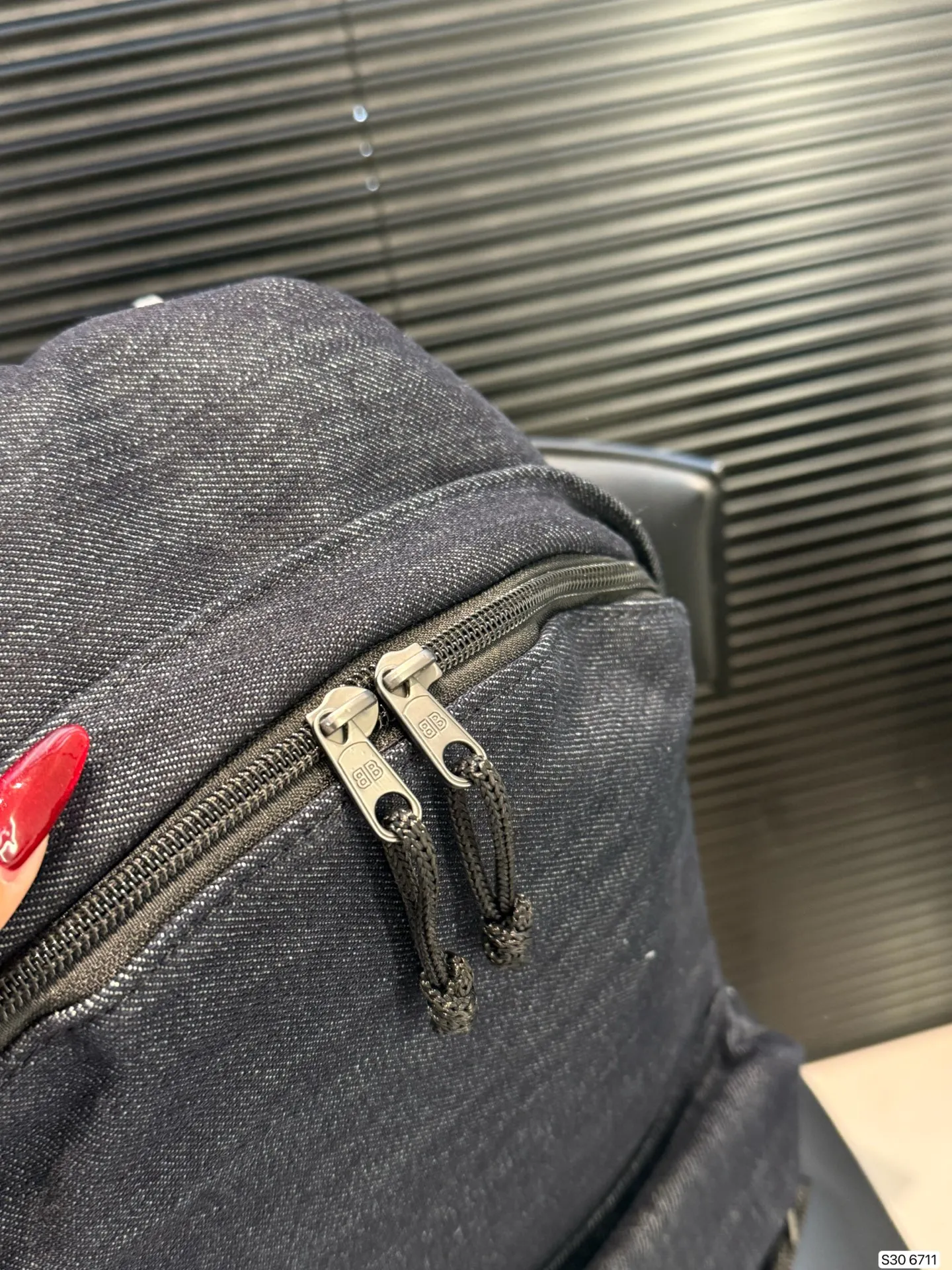 P200巴黎世家牛仔双肩包 牛仔双肩包， 来场说走就走的旅行也也不错主打休闲慵懒风 敲拉风啊时髦又有腔调 复古慵懒随性超好背 越看越爱 尺寸：35 43货号6711