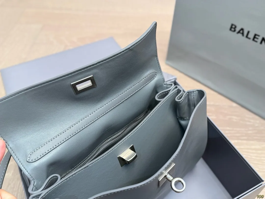 小号¥225折叠盒 Balenciaga巴黎世家新款 任何风格都可轻松驾驭 适合日常 旅游 出行 集美必备 尺寸:小号27 19