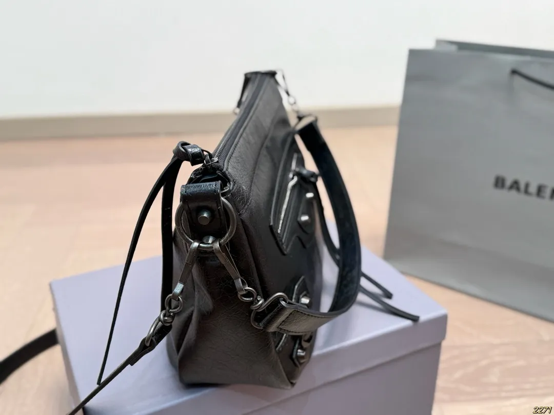 &yen;150配盒 Balenciaga 巴黎世家机车包 仙女的背包 完完全全 被迷上啦 仿佛进入仙境般 是每个可爱的小仙女必备 尺寸28 18