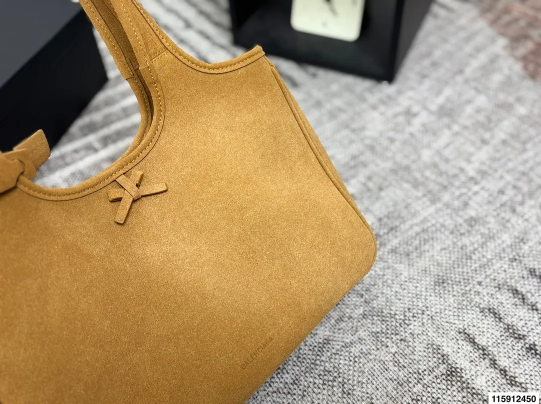 p160 配盒子巴黎世家 Balenciaga 巴黎世家 托特包 这款黑色托特包采用麂皮 表面细腻有质感,设计极简,线条流畅,低调又高级。容量大,通勤或短途出行都很实用,手提肩背都方便。黑色百搭,轻松融入各种穿搭,简约风格爱好者必入!日常通勤、休闲场合都能hold住,实用又提升造型感山 尺寸36 24