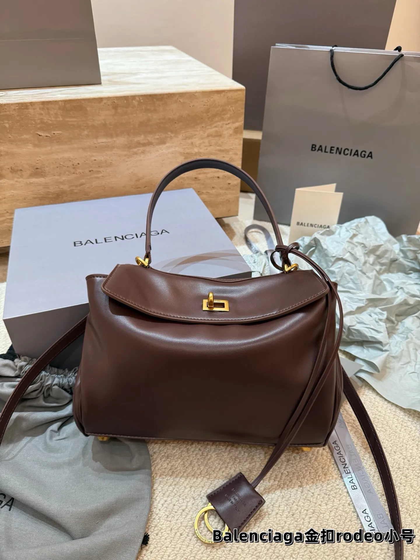 顶级原单 P240 巴黎世家 RODEO 托特包 矮个子也能驾驭的一款包包! 虽说是有两个扣子 建议老婆们扣在里面 前面可以拉拢下来更有设计感 更独特 和秋冬季的衣服超好搭!超米超喜欢💕 尺寸小号28.20