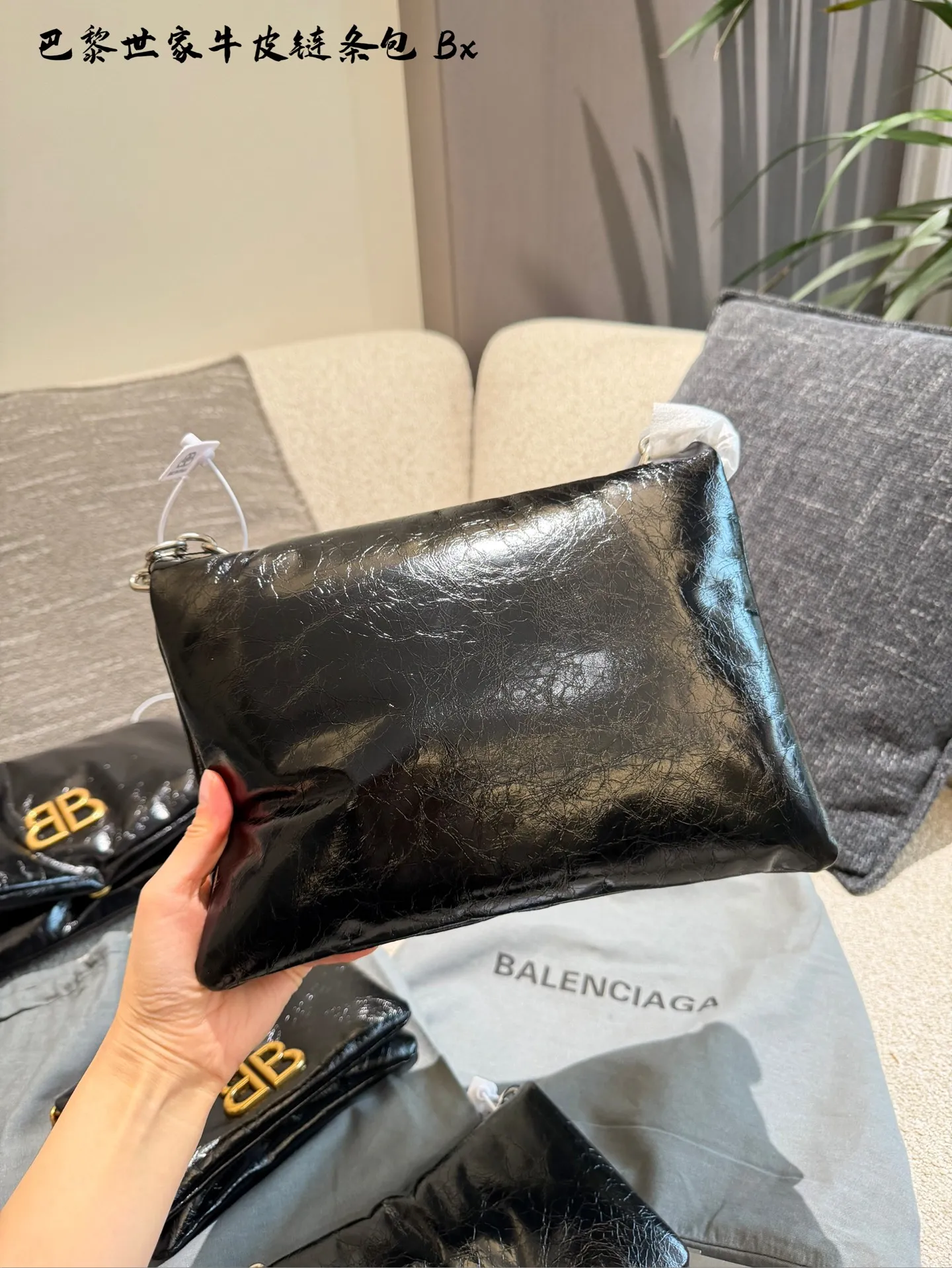 p150p175 巴黎世家新到美丽的小包包 巴黎世家monaco nano手袋 尺寸:长18cm,25cm • 蓬松细纹羊皮革 • Nano手袋 • 链式肩带53.8厘米,把链条绑起来还可以当作手包哦🩵