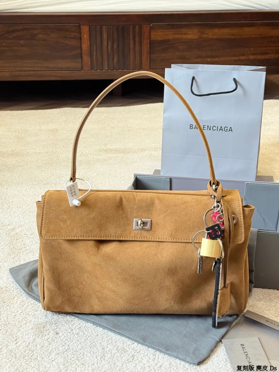 复刻版 麂皮 p295 巴黎世家新款RODEO大廓形包包 柔软的大廓形包包 上身慵懒感立刻get、 真的很喜欢又方便又酷的超实用大包! ⚠️牛皮品质 尺寸 35 23cm