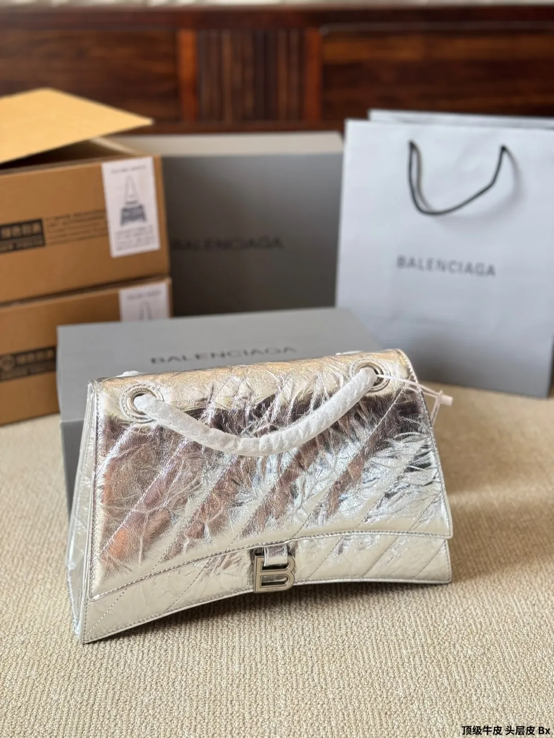 顶级原单 头层皮 p230/p200/p180 有Bella独特的氛围感了,好绝。 有Bella 那味儿了 一独特的氛围感好绝。 来自巴黎世家 Crush气场强大的实用型 大包包强势回归! 巴黎世家 Crush 以 Hourglass 沙漏包廓形为基础,特殊 处理后呈现出皱褶纸质感的纹理,软软的包身 十褶皱 感皮质,满满的前卫感! 整个包真的一眼爱上,经典沙漏轮廓,皮质柔软,手感 像枕头一般超级好!尺寸大号30 20cm 小号25 15cm 迷你20 13cm