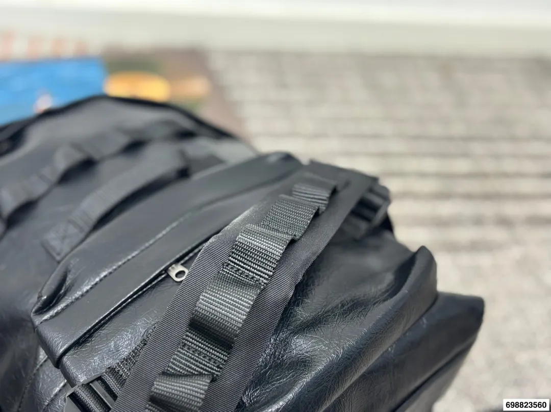 P270⚠️尺寸28.43 巴黎世家 牛仔双肩包 泰酷辣~ 凹照型神器 潮男必备 气质UP UP UP!!!