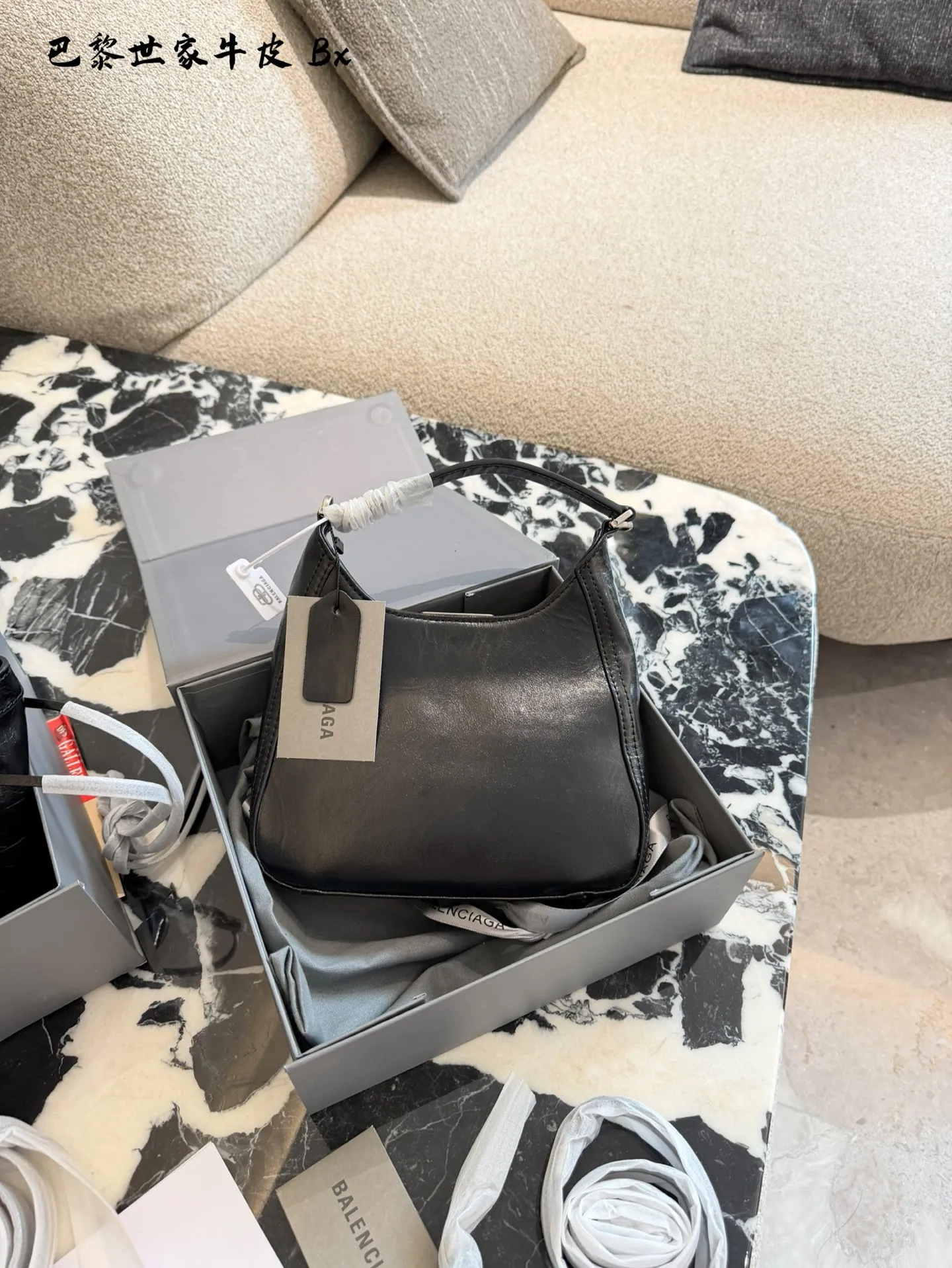 p180 巴黎世家最新款BBsofthobo 巴黎世家太精艳啦 时尚的设计,简约又大气,容量可观✔️ 包身自重轻,实用性超强,同时还不失时尚感 背上他,瞬间成为街头时尚达人,回头率超高🤫 单手柄手提,可调节可拆卸斜跨肩带❗️❗️ 做旧银色BB标识金属五金配件🖤 材质:头层牛皮 20cm