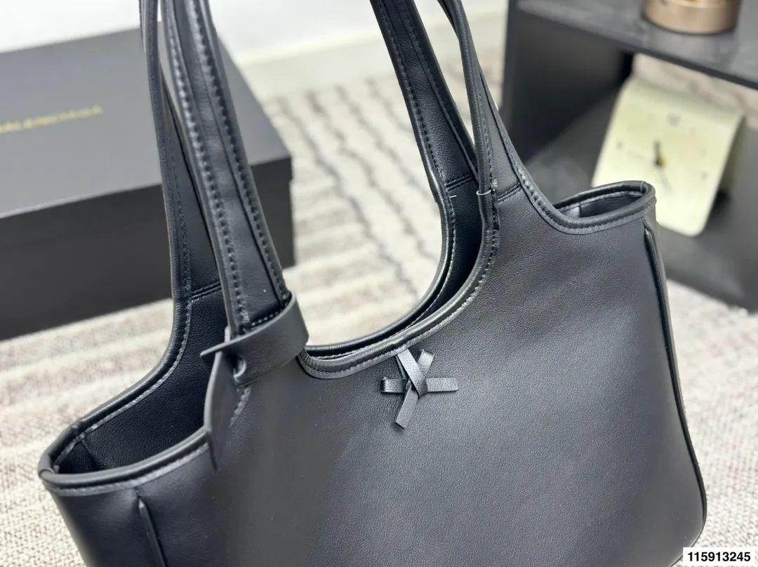 p145 配盒子 Balenciaga 巴黎世家 托特包 这款白色托特包采用柔软皮革,表面细腻有质感,设计极简,线条流畅,低调又高级。容量大,通勤或短途出行都很实用,手提肩背都方便。黑色百搭,轻松融入各种穿搭,简约风格爱好者必入!日常通勤、休闲场合都能hold住,实用又提升造型感山 尺寸36 24