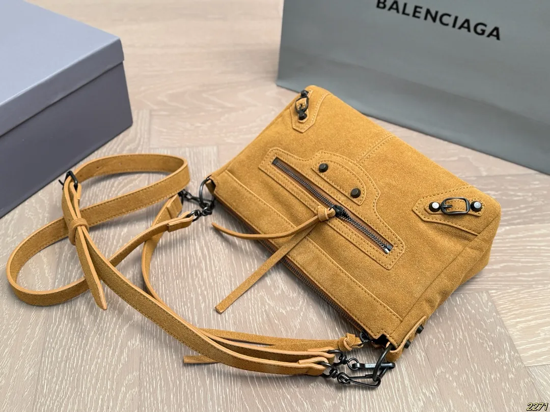 麂皮¥165配盒 Balenciaga 巴黎世家机车包 仙女的背包 完完全全 被迷上啦 仿佛进入仙境般 是每个可爱的小仙女必备 尺寸28 18