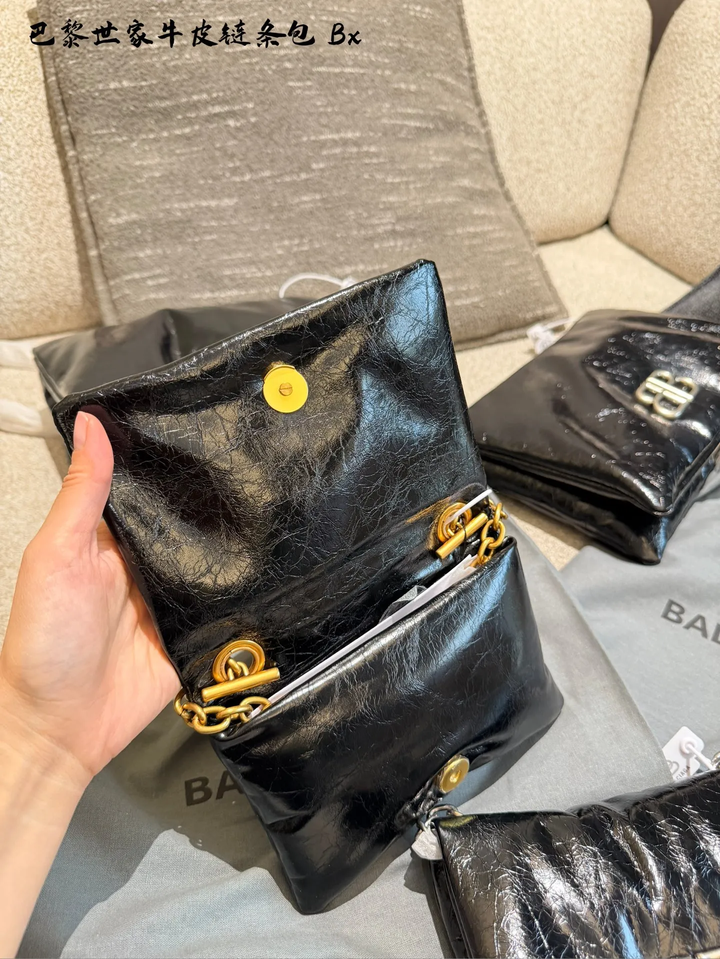 p150p175 巴黎世家新到美丽的小包包 巴黎世家monaco nano手袋 尺寸:长18cm,25cm • 蓬松细纹羊皮革 • Nano手袋 • 链式肩带53.8厘米,把链条绑起来还可以当作手包哦🩵