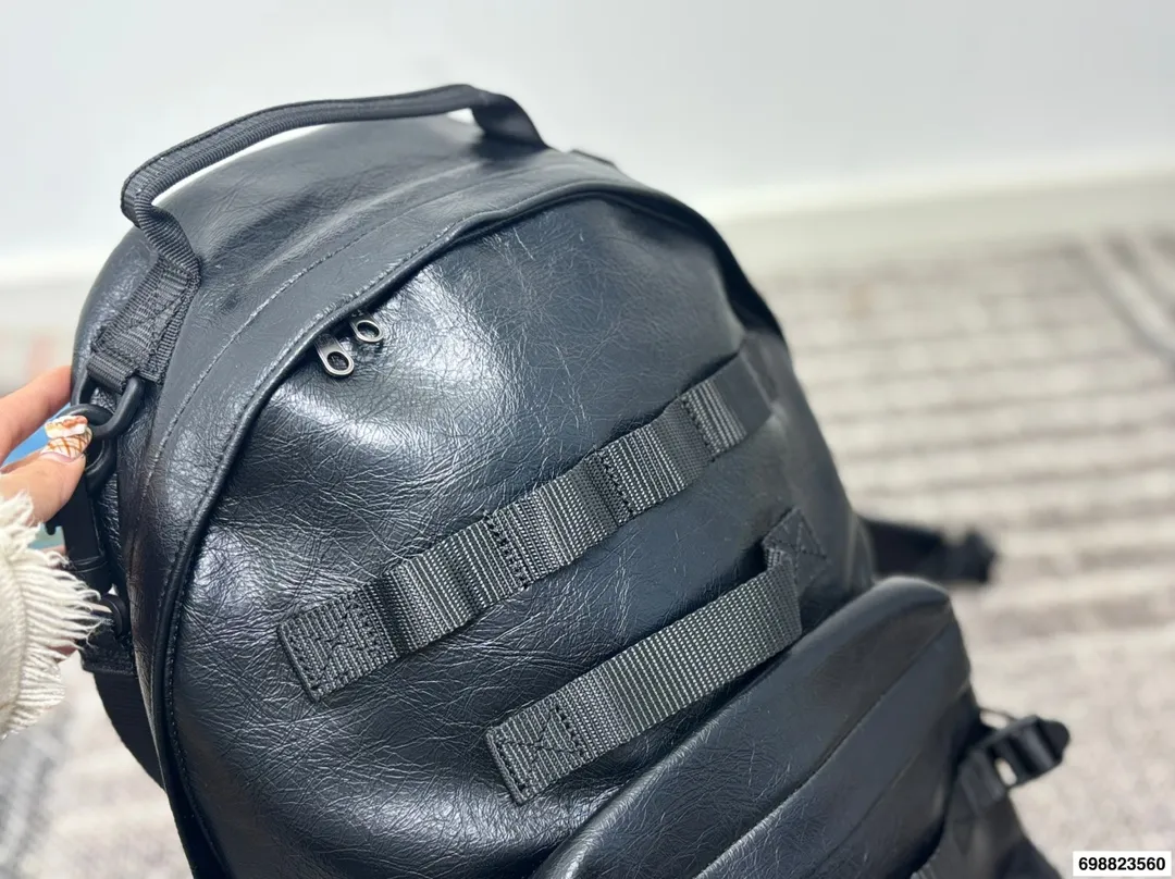 P270⚠️尺寸28.43 巴黎世家 牛仔双肩包 泰酷辣～ 凹照型神器 潮男必备 气质UP UP UP！！！