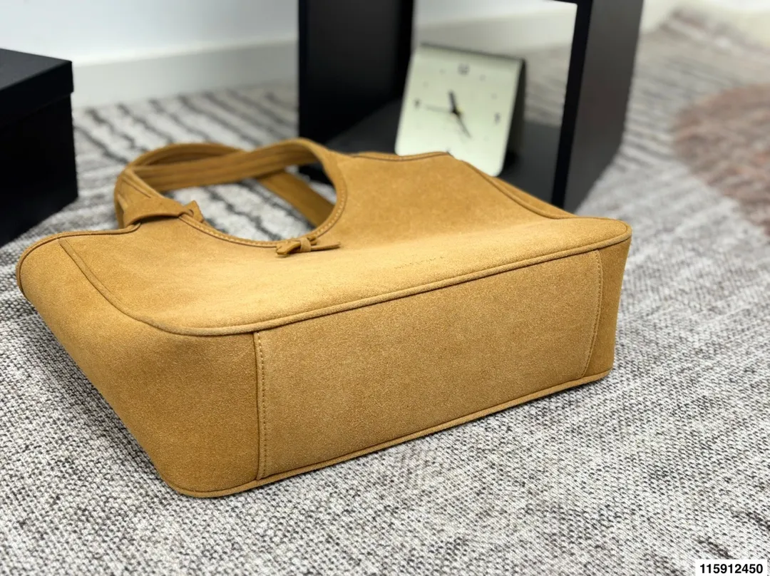 p160 配盒子巴黎世家 Balenciaga 巴黎世家 托特包 这款黑色托特包采用麂皮 表面细腻有质感，设计极简，线条流畅，低调又高级。容量大，通勤或短途出行都很实用，手提肩背都方便。黑色百搭，轻松融入各种穿搭，简约风格爱好者必入！日常通勤、休闲场合都能hold住，实用又提升造型感山 尺寸36 24