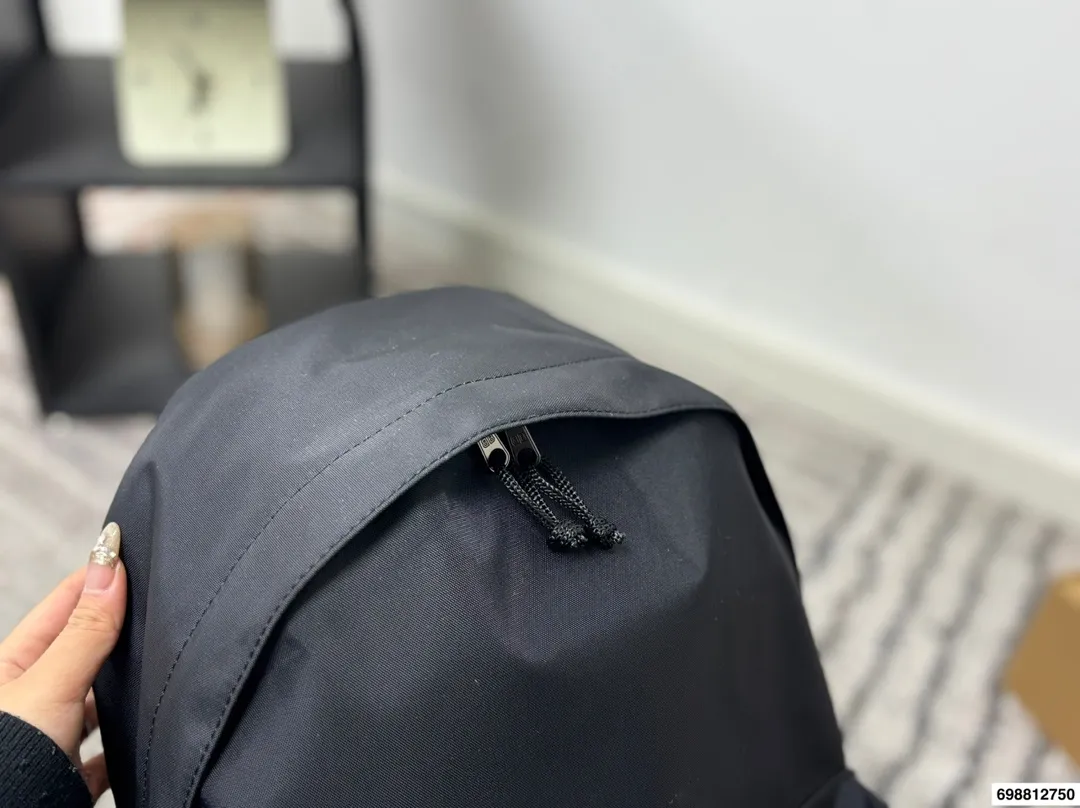 p190 Balenciaga双肩包 巴黎世家 男女皆可 百搭休闲 容量超惊人 重点是真的很轻便 设计也很简约耐看 尺寸33 44