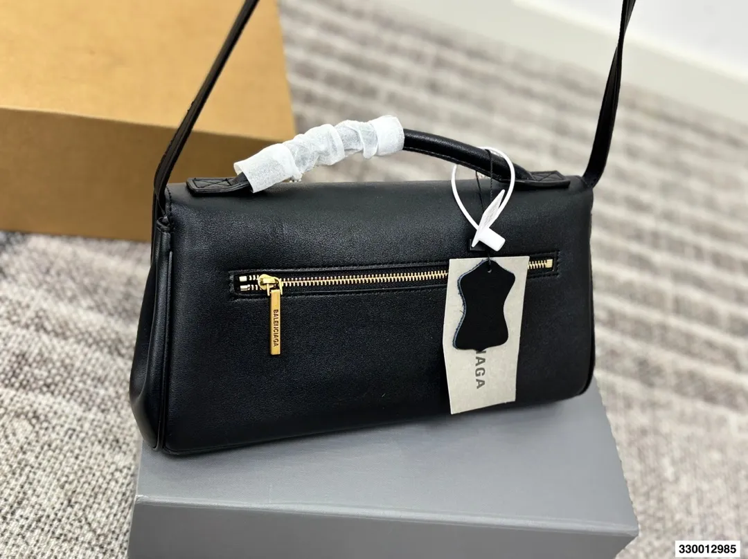 p215 全套包装 size: 28*14cm 巴黎世家 belair这个系列太顶了! 新款手包/斜挎包小小的很精致! 牛皮品质哦! 皮质的韧性与手感都非常柔和哦