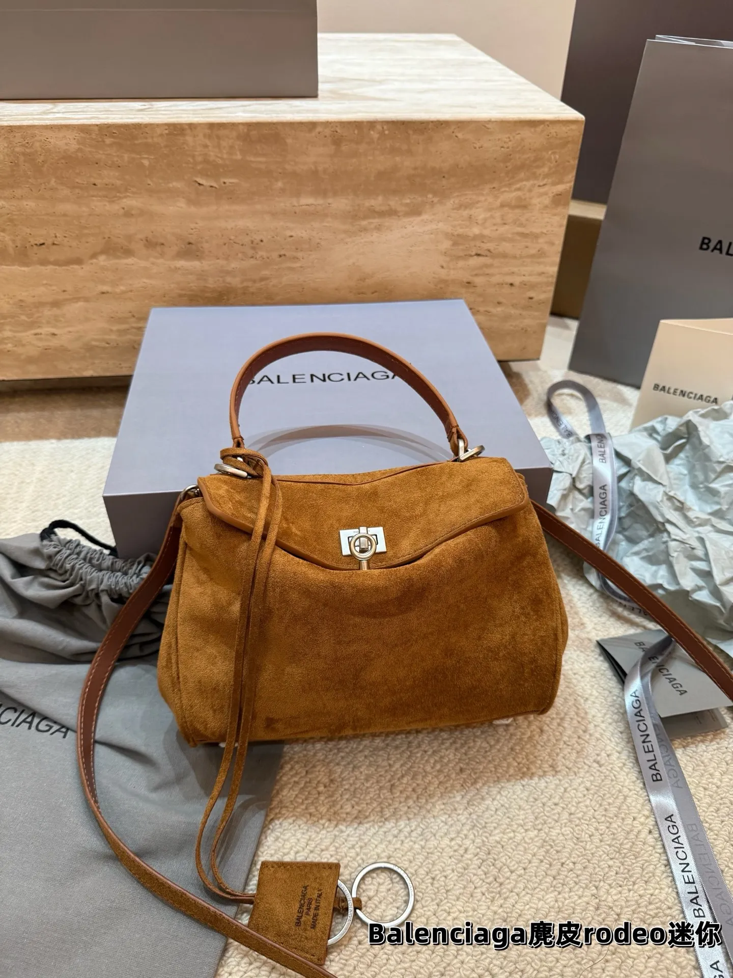顶级原单 P245 P235 P230 巴黎世家 麂皮RODEO 托特包(银扣) 矮个子也能驾驭的一款包包! 虽说是有两个扣子 建议老婆们扣在里面 前面可以拉拢下来更有设计感 更独特 和秋冬季的衣服超好搭!超米超喜欢💕 尺寸中号35.23 小号28.20 迷你22.17