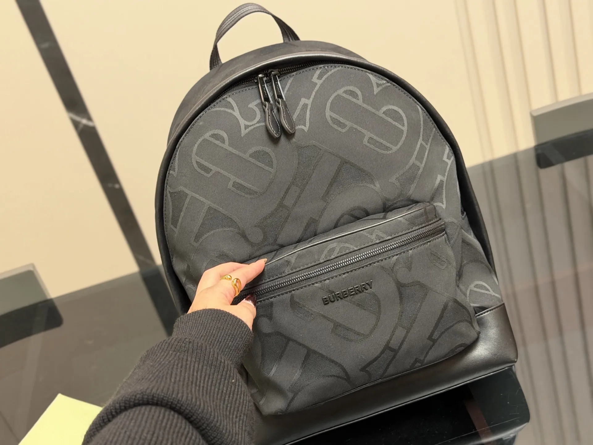 ¥220 无盒 轻便又🈶️容量 size:30*40cm 巴宝莉双肩包🎒 这款背包以标志性Burberry Trench风衣的独创面料作为灵感来源, 采用与棉质嘎巴甸同为密织结构的柔韧尼龙材质制成。 真的是好用到心坎里。