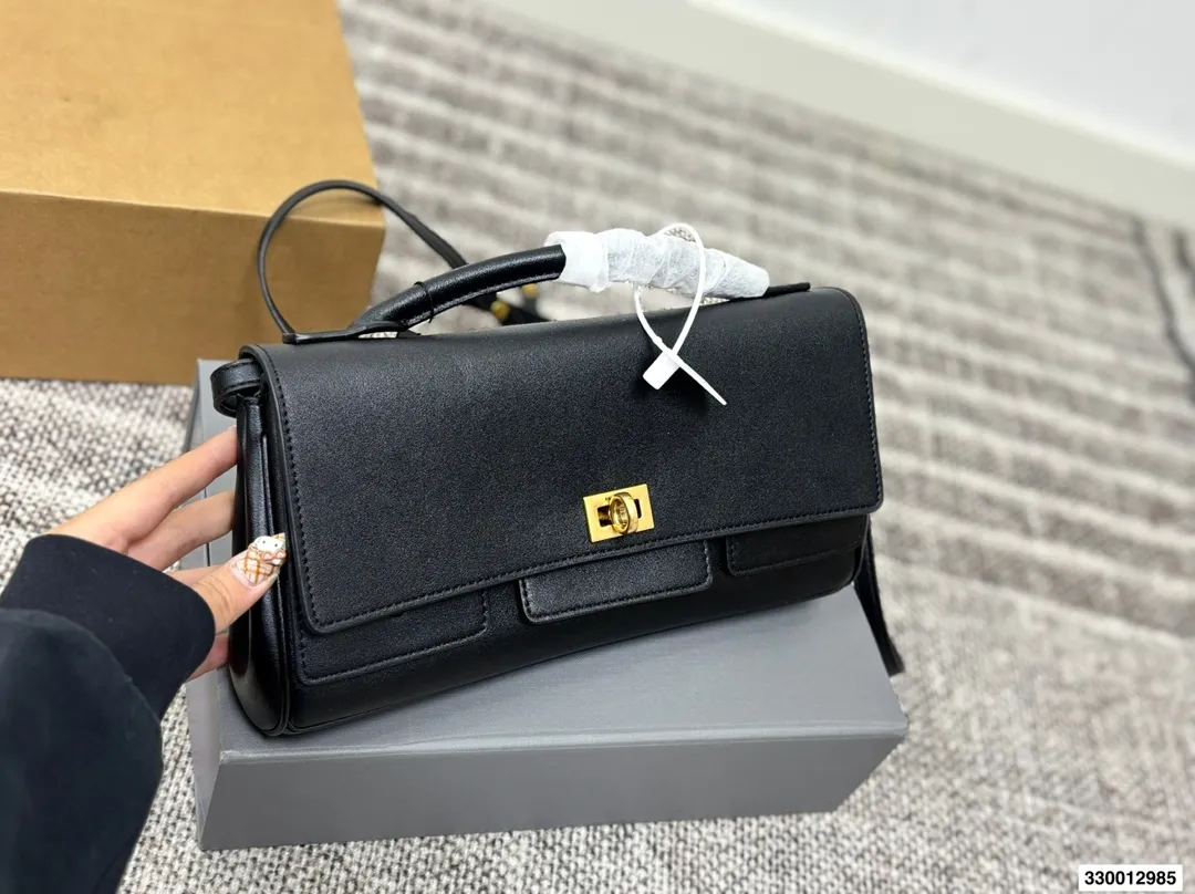 p215 全套包装 size: 28*14cm 巴黎世家 belair这个系列太顶了! 新款手包/斜挎包小小的很精致! 牛皮品质哦! 皮质的韧性与手感都非常柔和哦