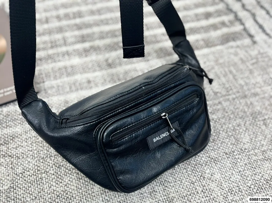 P120 巴黎世家腋下包 又出新单品▲新款 sling bag来啦~ 法棍包型超级实用的一款！ 尺寸29.18