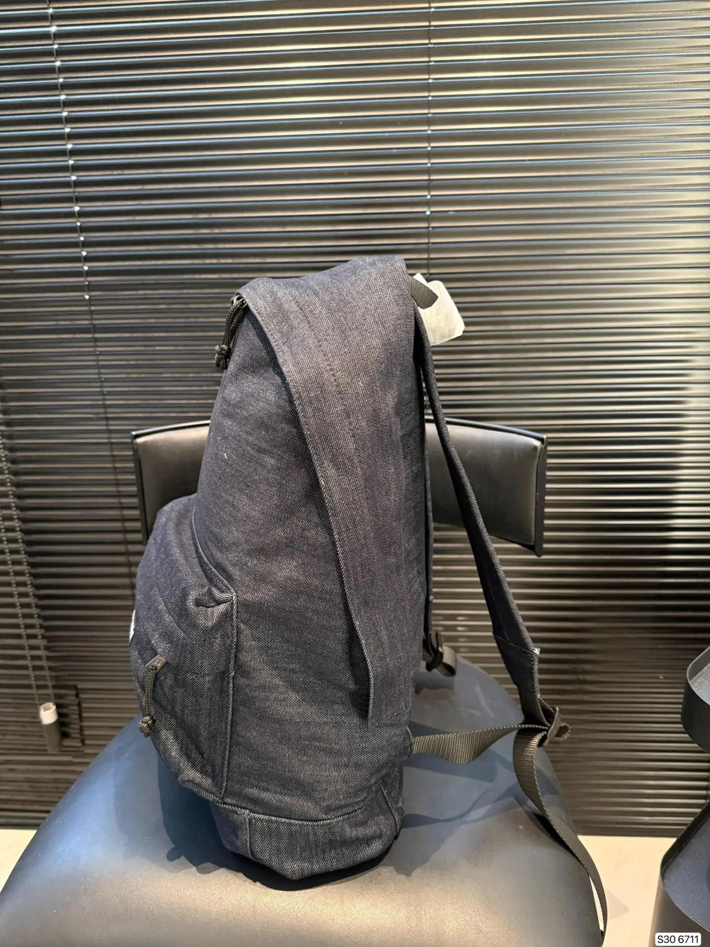 P200巴黎世家牛仔双肩包 牛仔双肩包， 来场说走就走的旅行也也不错主打休闲慵懒风 敲拉风啊时髦又有腔调 复古慵懒随性超好背 越看越爱 尺寸：35 43货号6711