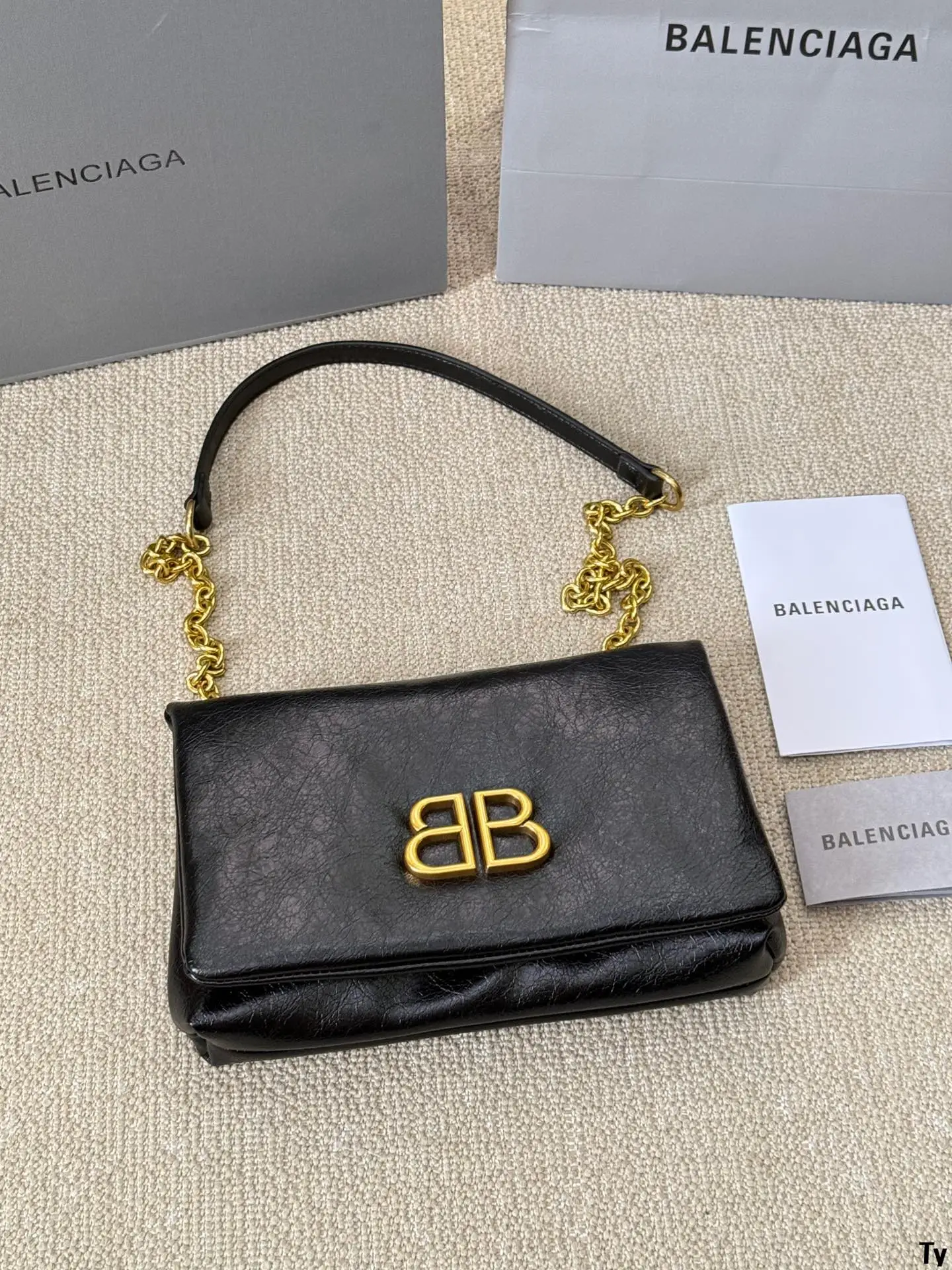 p135 巴黎 世家机车包 Balenciaga crush tote 别看mini小小的,这包可是很能装的呢大纸巾、皮包、粉饼、口红、车钥匙I、充电宝统统都放的进可以斜背、侧背、手提V 手提比较多拿上它你就是最潮流妞 尺寸24 16cm