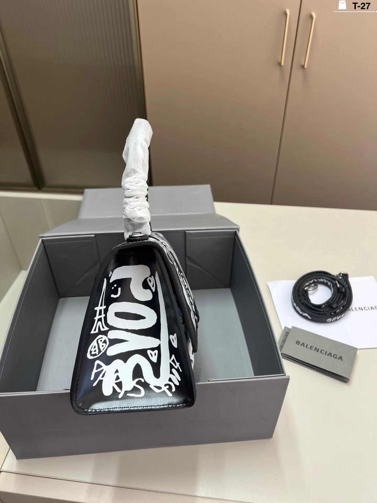 💰p155 巴黎世家涂鸦沙漏包 优雅 时尚 简单又大方 还带给你带来复古潮流的感觉 T-27尺寸22×10折叠盒